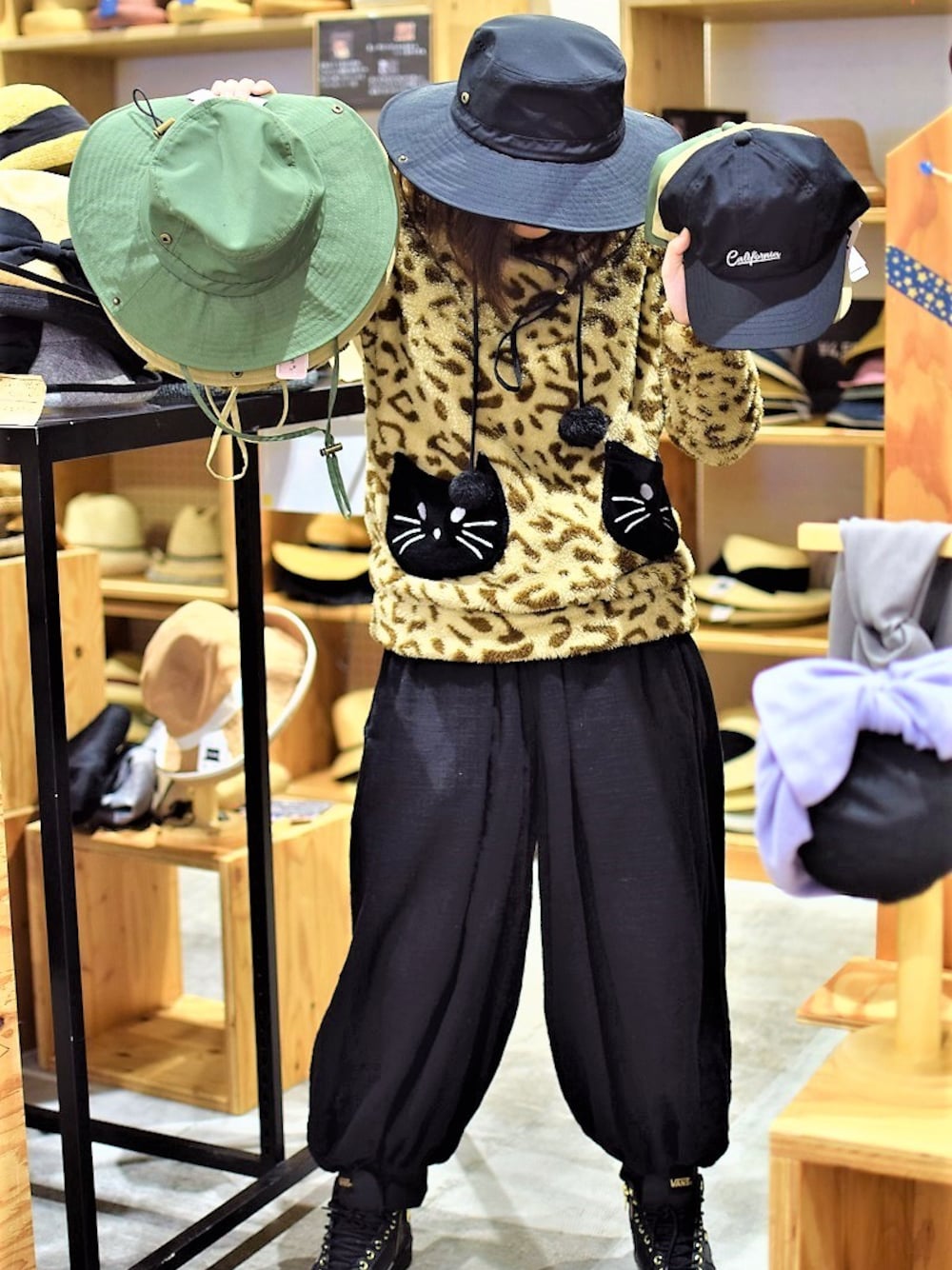 ブラック系のその他パンツ、ベージュ系のキャップ、ベージュ系のハットを着用したレディースの春コーディネートの1枚目の写真