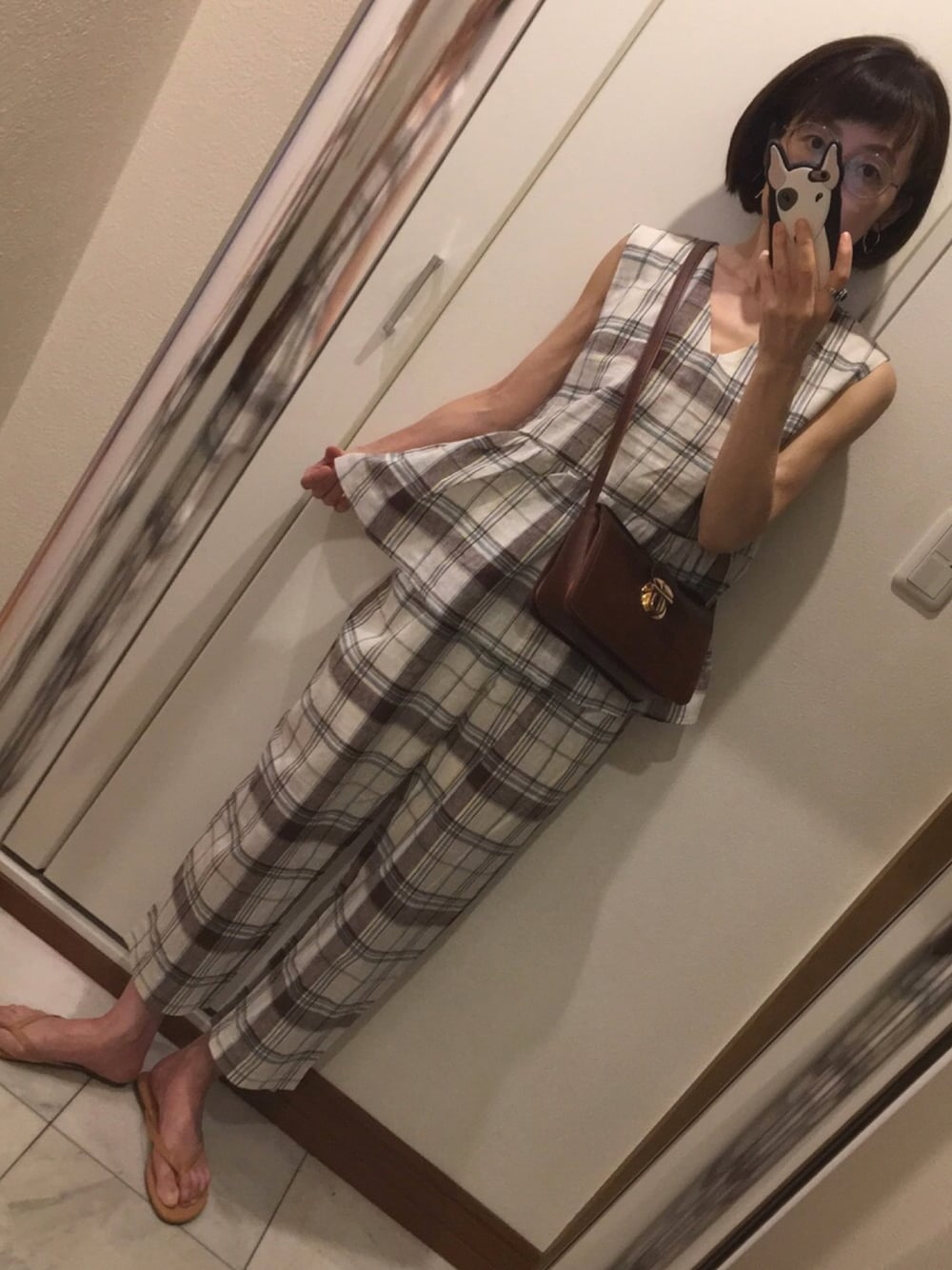 「セットアップ、大人カジュアル、お洒落さんとつながりたい、ノースリーブ、チェック、めがね、ボディバッグ、ビーチサンダル、夏コーデ、パンツスタイル」｜「URBAN RESEARCHのタウンビーチサンダル（サンダル、ベージュ系）」を使った、Yukari🐥さん（レディース・161cm）の夏コーディネートの1枚目の写真