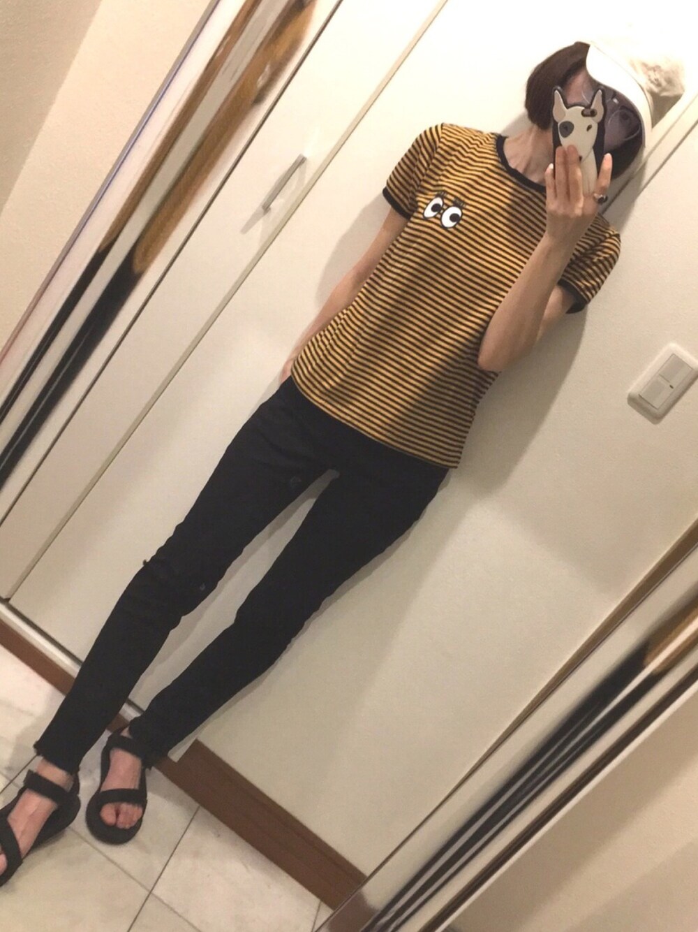 ブラック系のサンダル、ブラック系のデニムパンツ、その他のTシャツ/カットソーを着用したレディースの夏コーディネートの1枚目の写真