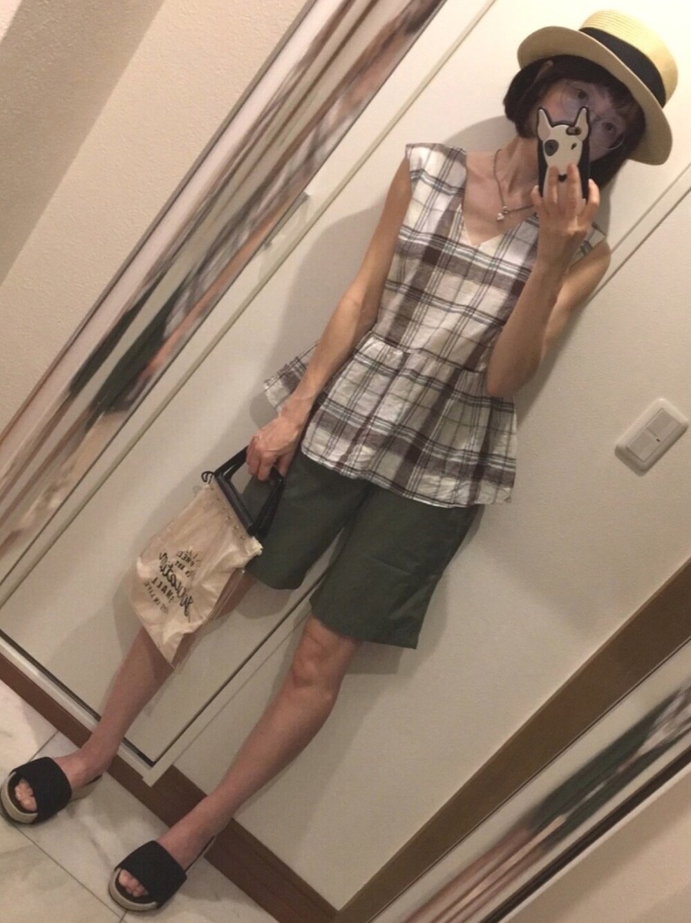 ブラック系のトートバッグ、グリーン系のパンツ、その他のシャツ/ブラウスを着用したレディースの夏コーディネートの1枚目の写真