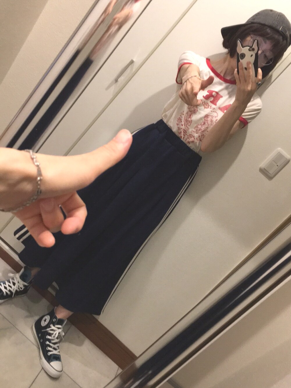 「夏セールで買いました、キャップ後ろ被り＆ピストルポーズフェス、大人カジュアル、夏、ラインスカート、キャップ、めがね、コンバース、スカート、ロゴT」｜「newhattanのアイテム（キャップ、ブラック系）」を使った、Yukari🐥さん（レディース・161cm）の夏コーディネートの1枚目の写真