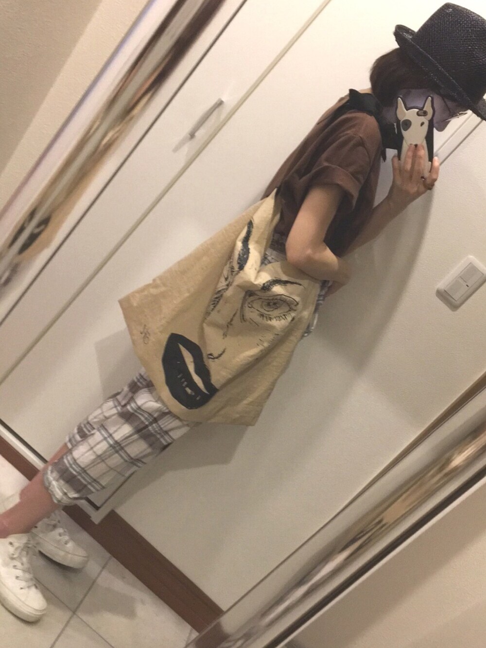 「大人カジュアル、パンツスタイル、スニーカー、チェック、ハット、デカバッグ、ベージュ、ブラウン、めがね、おしゃれさんと繋がりたい」｜「mont-bellのアイテム（帽子、ブラック系）」を使った、Yukari🐥さん（レディース・161cm）の夏コーディネートの1枚目の写真