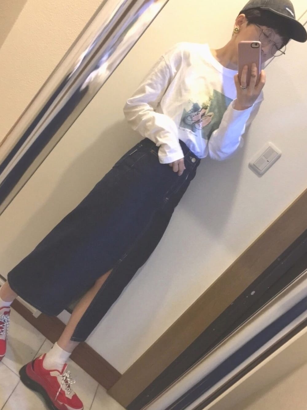 ブルー系のデニムスカート、ホワイト系のTシャツ/カットソー、レッド系のスニーカーを着用したレディースの春コーディネートの1枚目の写真