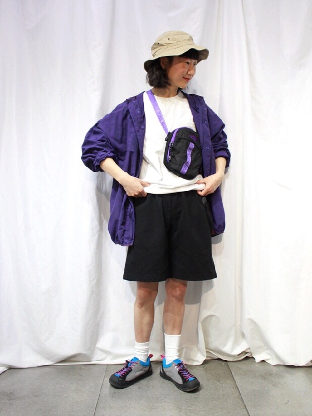 「BURLAP OUTFITTERの【バーラップアウトフィッター】カンガルーポケッタブルマウンテンパーカー（マウンテンパーカー、ブラック系）」を使った、岛石小川さん（レディース・158cm）の春コーディネートの1枚目の写真