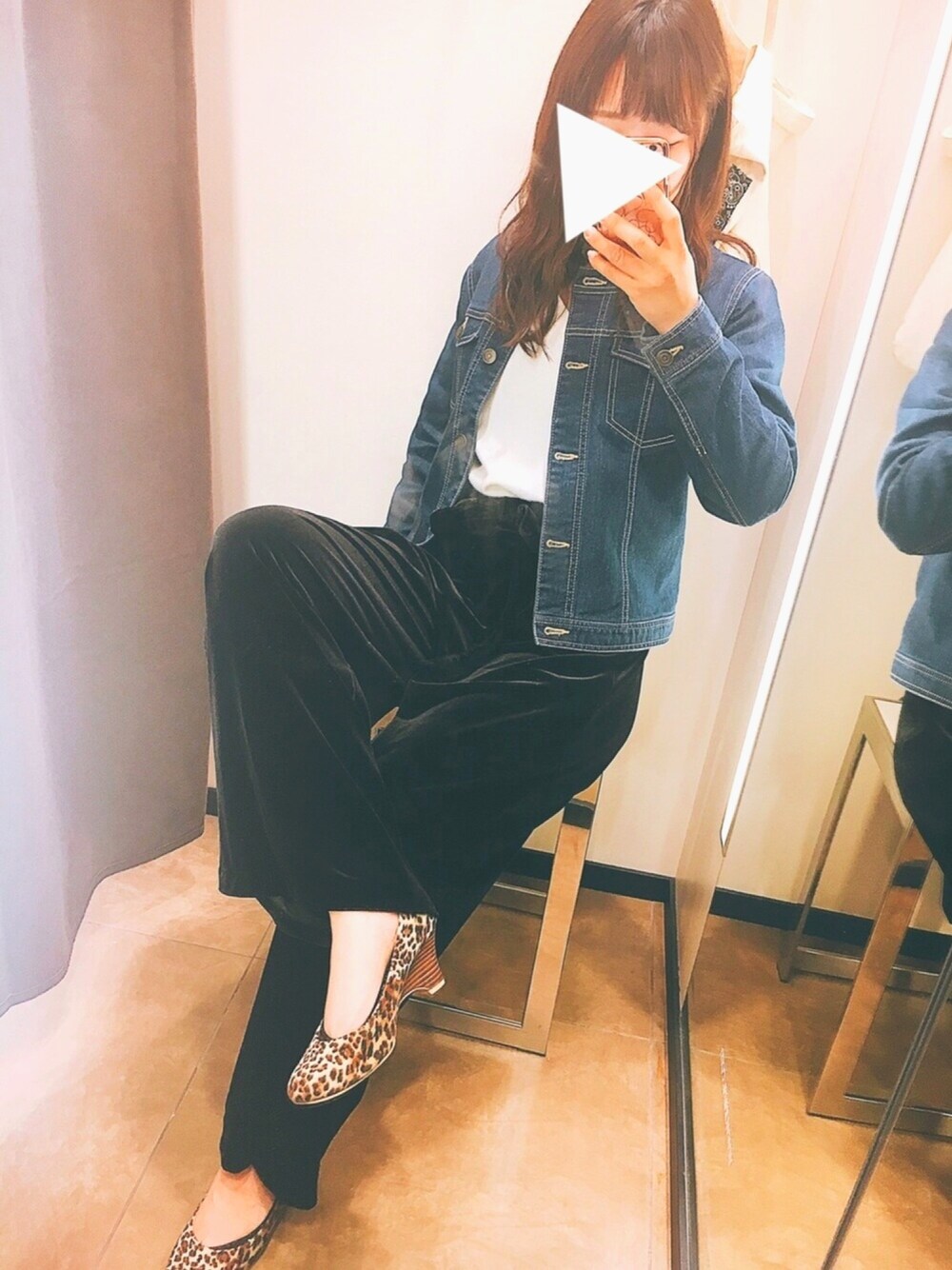 ブルー系のデニムジャケット、ホワイト系のニット/セーター、ブラック系のその他パンツを着用したレディースの春コーディネートの1枚目の写真