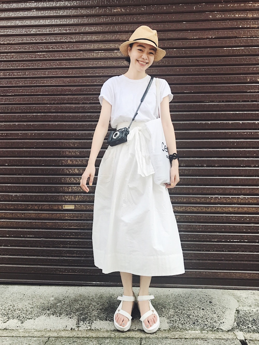 「オールホワイト、全身白コーデ  、夏、シンプルコーデ、オトナカジュアル、厚底サンダル、白Tシャツ、むぎわら帽子、teva、Tシャツ」｜「homspunのアイテム（スカート、ホワイト系）」を使った、Kanocoさん（レディース・170cm）の夏コーディネートの1枚目の写真