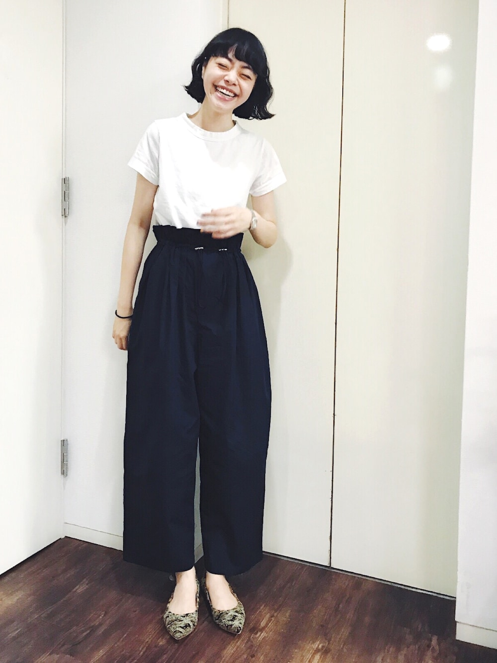 「カジュアル、Tシャツ、白Tシャツ、シンプル、アダムエロペ(ADAM ET ROPE')、Adam et Rope'、ホームスパン、homspun、モノトーンコーデ、BLACKBYMOUSSY」｜「BLACK BY MOUSSYのWrapping PT（その他パンツ、ブルー系）」を使った、Kanocoさん（レディース・170cm）の夏コーディネートの1枚目の写真