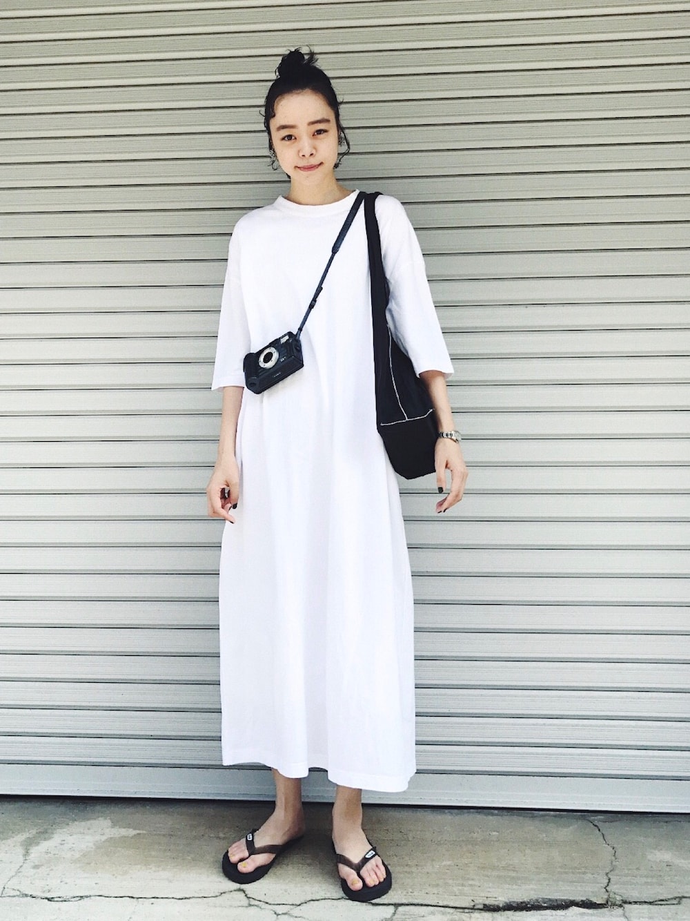 「シンプルコーデ、モノトーンコーデ、白黒、Tシャツワンピ、カジュアル、ビーサン、ラフコーデ、ホワイト、トートバッグ、シンプル」｜「JOURNAL STANDARD LUXEのクラシック天竺 スタンダードKINGクルーワンピース_#（ワンピース、ホワイト系）」を使った、Kanocoさん（レディース・170cm）の夏コーディネートの1枚目の写真