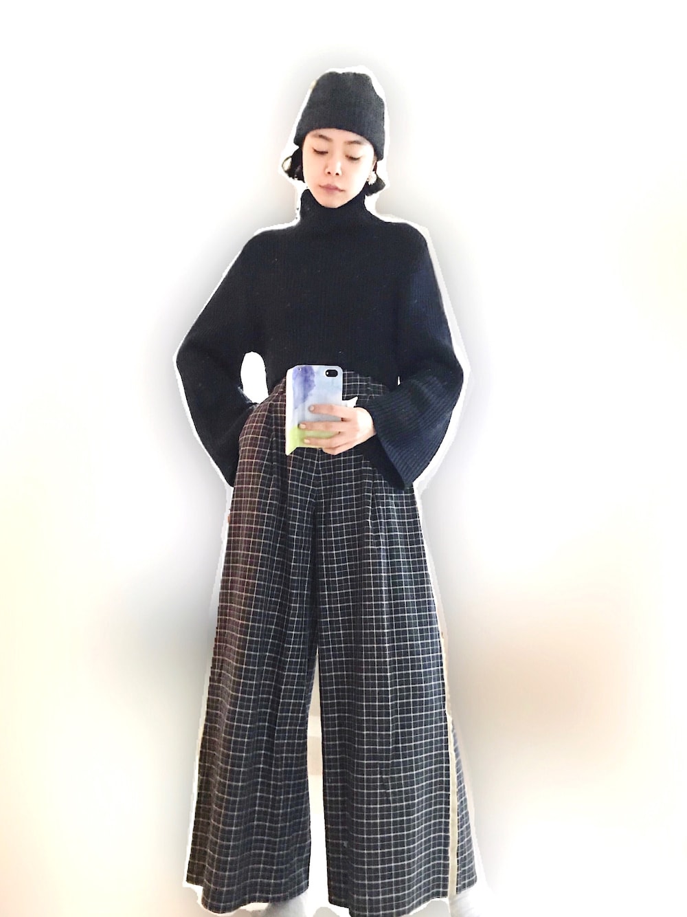 「大人カジュアル、パンツスタイル、ニット、チェックパンツ、シンプルコーデ、柄パンツ、ニット帽、ハイウエスト、シンプル、モノトーン」｜「KhajuのKhaju:サイドラインプレイドパンツ（その他パンツ、グレー系）」を使った、Kanocoさん（レディース・170cm）の秋コーディネートの1枚目の写真