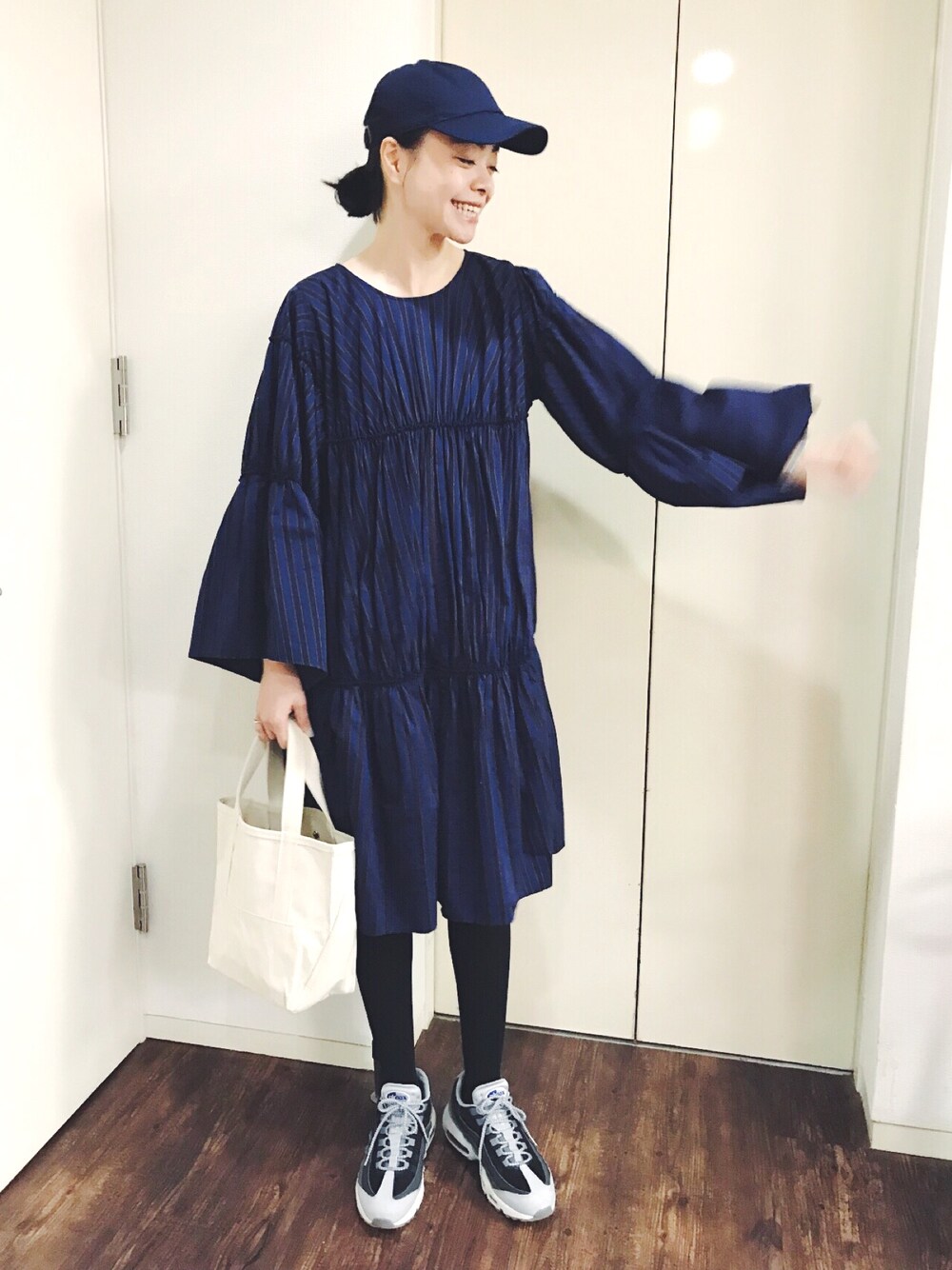 「オトナカジュアル、AIR MAX、ナイキ、SHIPS、ワンピース、キャップ、トートバッグ、l.l.bean、ネイビー、ワンピース×スニーカー」｜「SHIPS BLUESTOREのSHIPS BLUESTORE: ボリュームギャザーパターンワンピース□（ワンピース、ブルー系）」を使った、Kanocoさん（レディース・170cm）の冬コーディネートの1枚目の写真