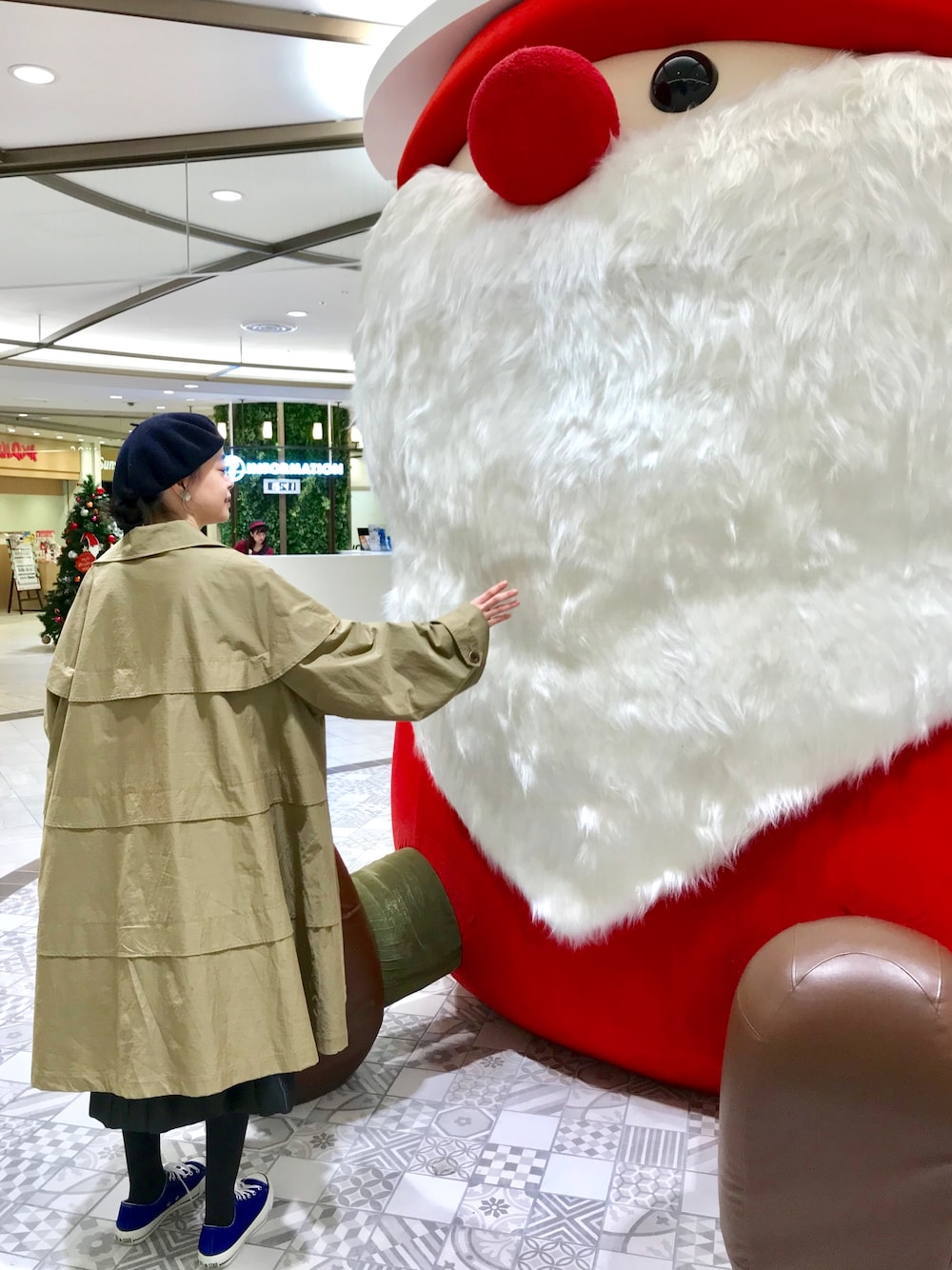 「シンプル、カジュアル、休日スタイル、コンバース、ベレー帽、スニーカー、コート、ステンカラーコート、ANREALAGE、クリスマス」｜「ANREALAGEの2017秋冬 	CIRCULAR COAT（ステンカラーコート、ブラウン系）」を使った、Kanocoさん（レディース・170cm）の冬コーディネートの1枚目の写真