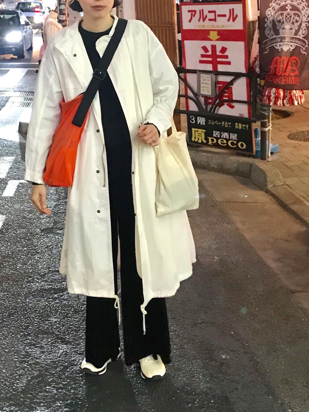 「冬コーデ、大人カジュアル、シンプル、スニーカーコーデ、シンプルコーデ、ボアジャケット、モノトーン、白コート、ワイドパンツ、スニーカー」｜「BEAMS BOYの【GINZA 1月号掲載】BEAMS BOY / ライナー付 M-65 タイプ コート（モッズコート、ホワイト系）」を使った、Kanocoさん（レディース・170cm）の冬コーディネートの1枚目の写真