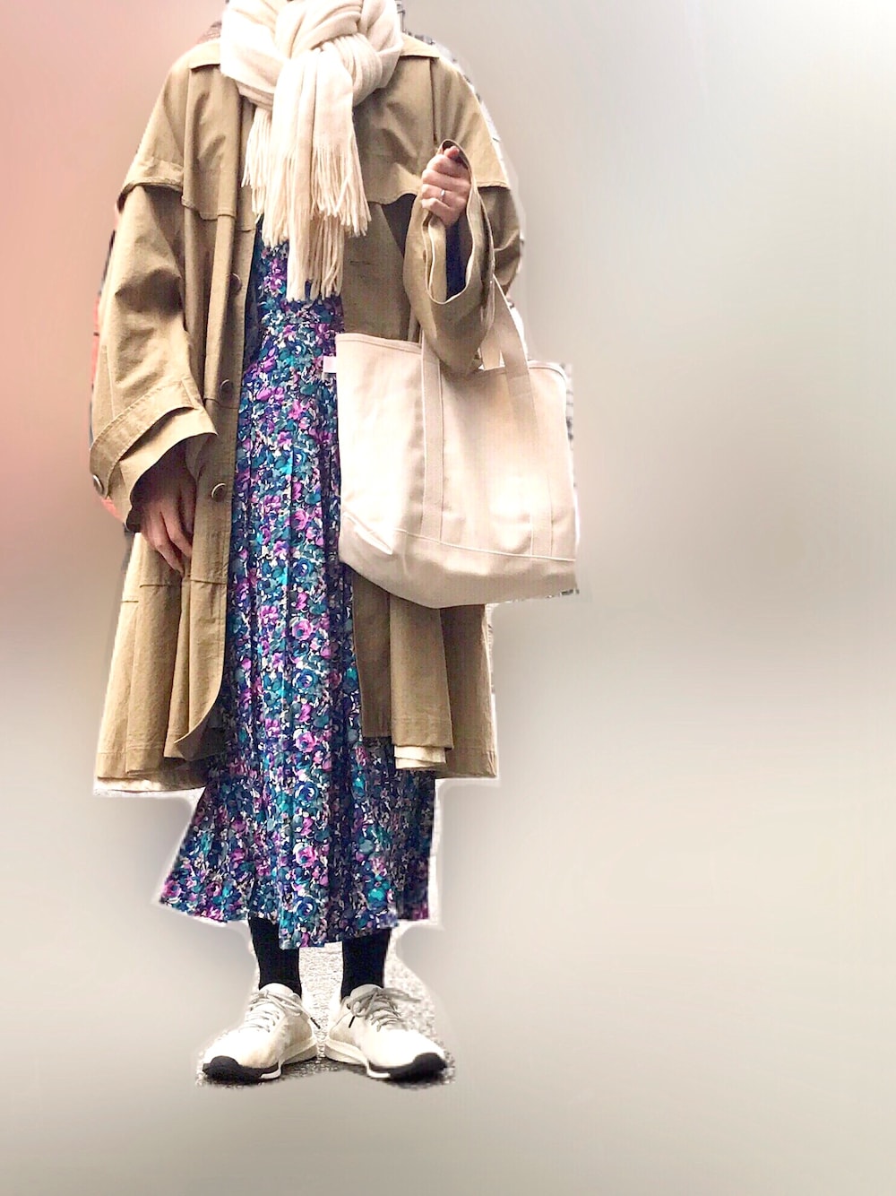 「冬、オトナカジュアル、オトナ女子、ワンピース、ワンピース×スニーカー、花柄、花柄ワンピース、スニーカー、asics、トートバッグ」｜「DRESSTERIORの定番帆布 トートバッグ(中)（トートバッグ、ホワイト系）」を使った、Kanocoさん（レディース・170cm）の冬コーディネートの1枚目の写真