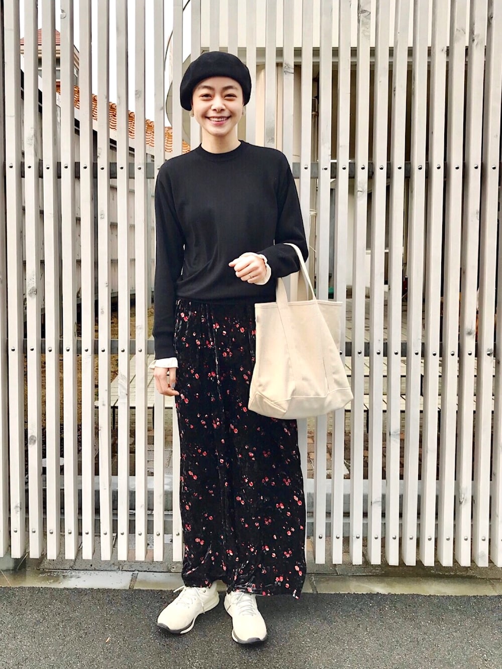 ブラック系のニット/セーター、ブラック系のその他パンツ、ホワイト系のトートバッグを着用したレディースの冬コーディネートの1枚目の写真