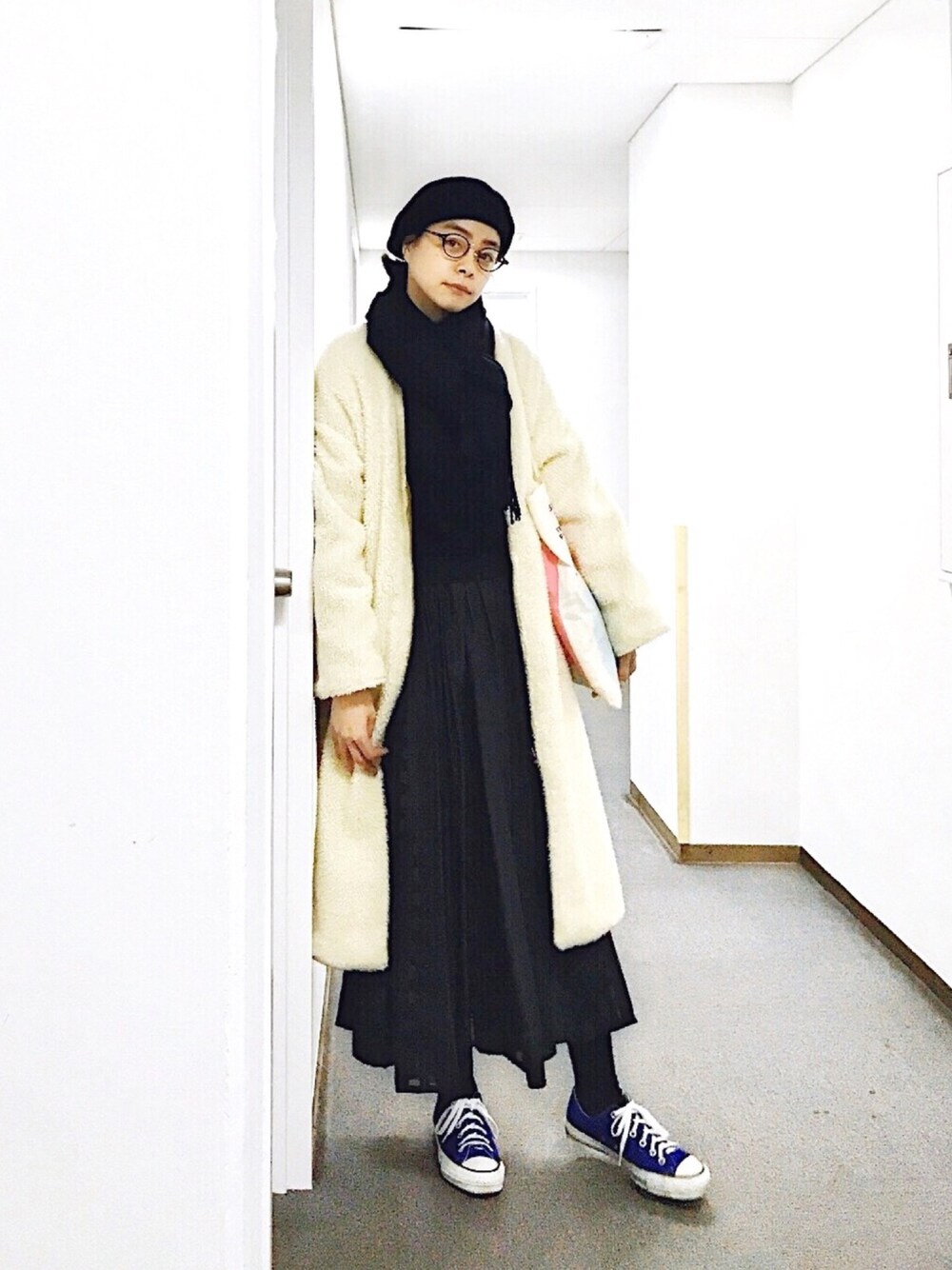 「オトナ女子、オトナカジュアル、カジュアルコーデ、ロングスカート、マキシスカート、スニーカー、コンバース、ベレー帽、トートバッグ、シンプル」｜「Wranglerの【MIHO NOJIRI × nano・universe】別注リバーシブルロングボアコート（その他アウター、ホワイト系）」を使った、Kanocoさん（レディース・170cm）の冬コーディネートの1枚目の写真