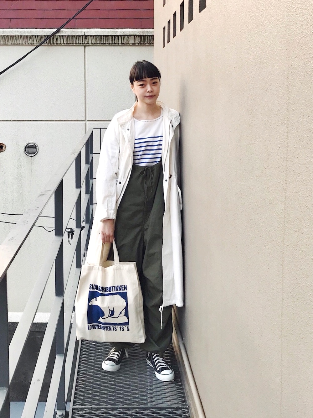 「カジュアルコーデ、オトナカジュアル、ミリタリー、パンツスタイル、ボーダートップス、ボーダー、コンバース、BEAMS BOY、サロペット、カーキパンツ」｜「BEAMS BOYの【GINZA 1月号掲載】BEAMS BOY / ライナー付 M-65 タイプ コート（モッズコート、ホワイト系）」を使った、Kanocoさん（レディース・170cm）の冬コーディネートの1枚目の写真