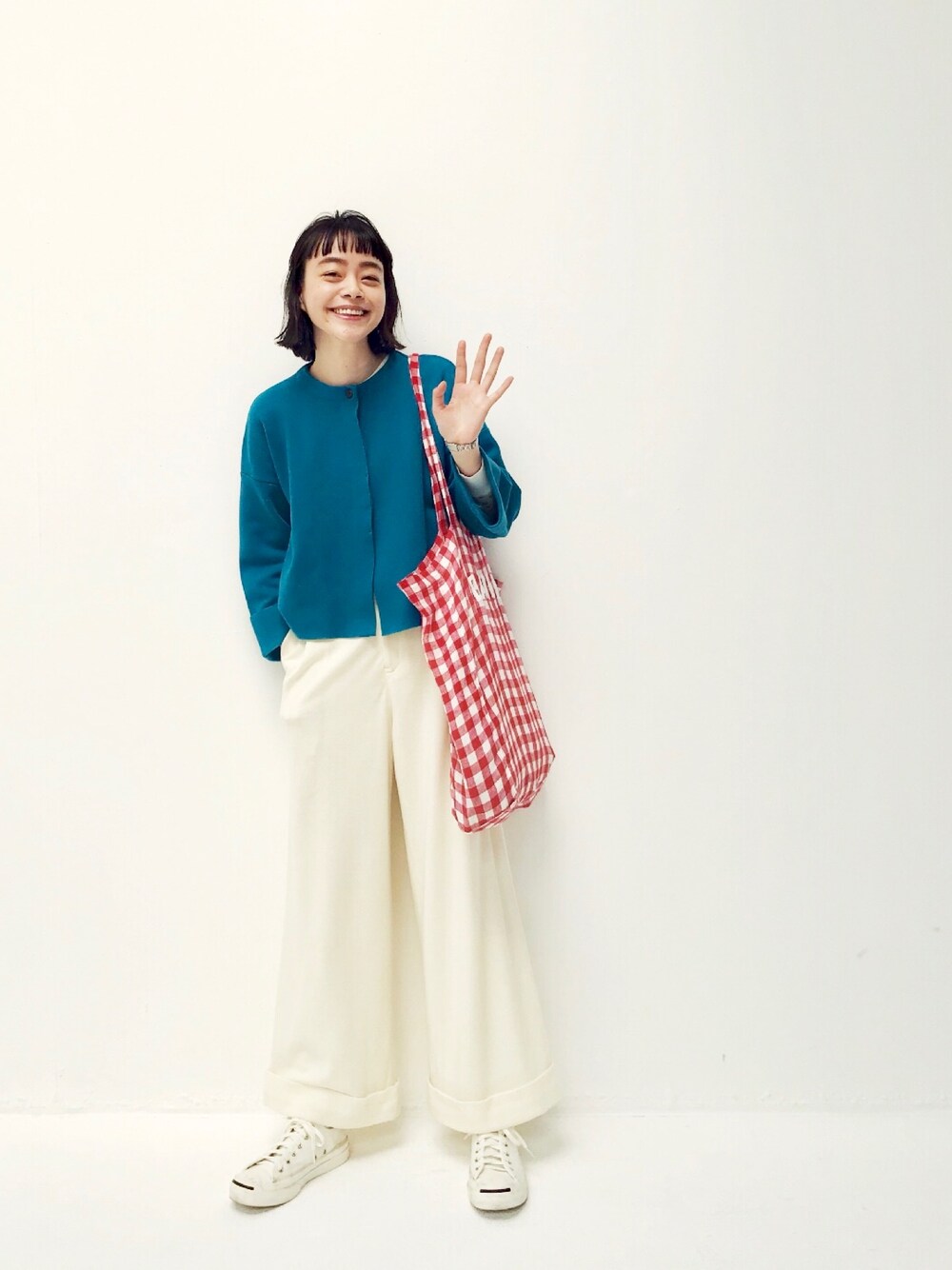 「春コーデ、ギンガムチェック、トートバッグ、カジュアルコーデ、ワイドパンツ、ジャックパーセル、jack purcell、カーディガン、ターコイズブルー、大人カジュアル」｜「ADIEU TRISTESSEのミラノリブジャケット（ノーカラージャケット、ブルー系）」を使った、Kanocoさん（レディース・170cm）の春コーディネートの1枚目の写真