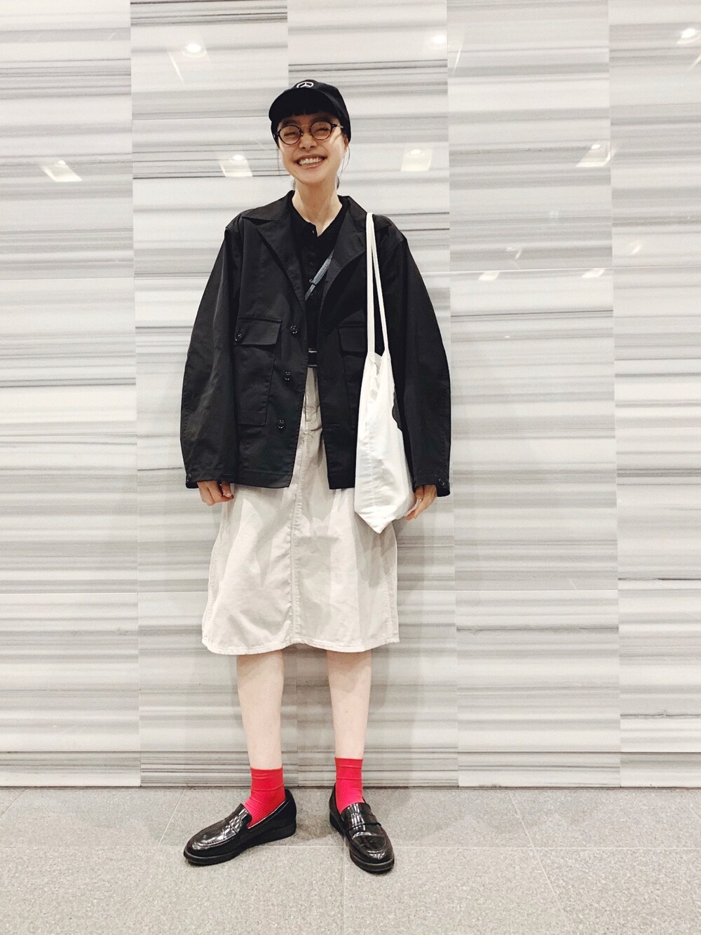 「メンズライク、オーバーサイズ、赤い靴下、ローファー×靴下、ローファー、Wrangler、コーデュロイ、キャップ、秋コーデ、オトナカジュアル」｜「N.HOOLYWOODのN.HOOLYWOOD 2018 SPRING & SUMMER COMPILE LINE BLOUSON（ブルゾン、ブラック系）」を使った、Kanocoさん（レディース・170cm）の秋コーディネートの1枚目の写真