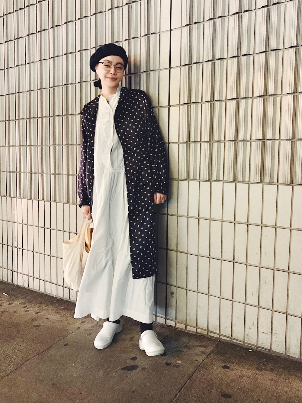 「秋コーデ、白ワンピース、NAOT、サボ、ワンピース、マキシ丈ワンピース、水玉、ベレー帽、ベレー帽×メガネ、シンプル」｜「古着のアイテム（ワンピース、ホワイト系）」を使った、Kanocoさん（レディース・170cm）の秋コーディネートの1枚目の写真