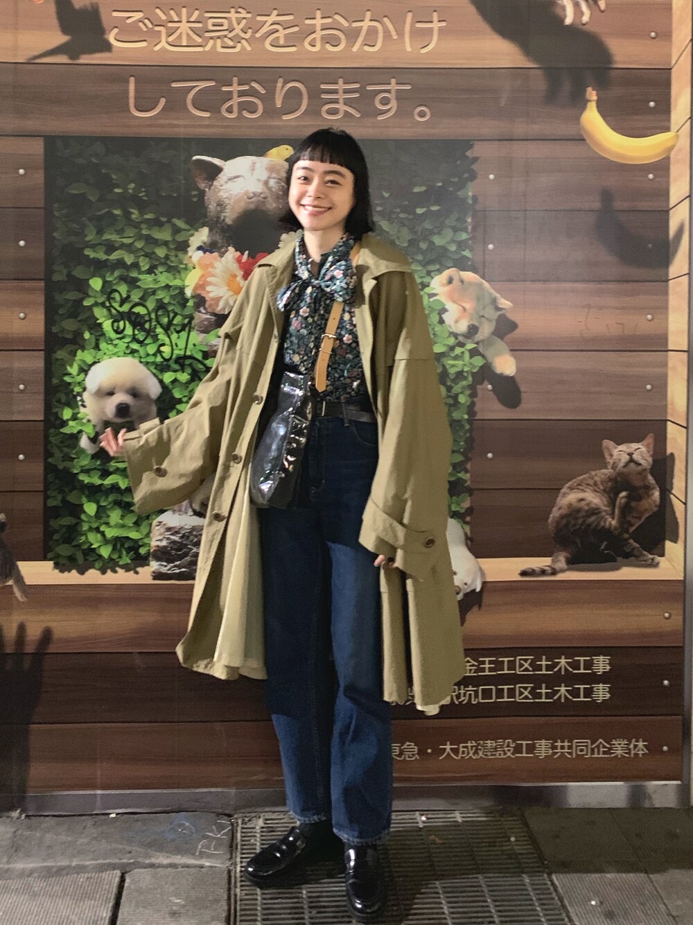 「シンプル、リバティ、シャツスタイル、柄シャツ、ローファー、ハイウエスト、デニム、ベージュ、ハイウエストパンツ、カジュアル」｜「ANREALAGEの2017秋冬 	CIRCULAR COAT（ステンカラーコート、ブラウン系）」を使った、Kanocoさん（レディース・170cm）の冬コーディネートの1枚目の写真