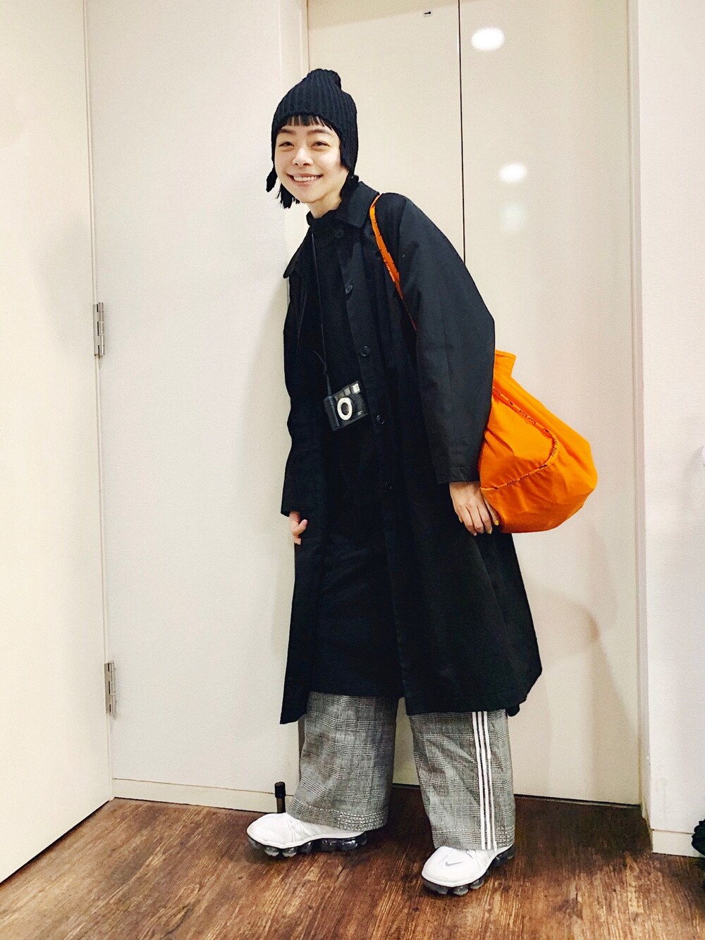 「冬、シンプル、オレンジ、黒、ワンピース、ハイテクスニーカー、NIKE、vapormax、ジャージ、シンプルコーデ」｜「COMME des GARCONS COMME des GARCONSのアイテム（ニットキャップ/ビーニー、ブラック系）」を使った、Kanocoさん（レディース・170cm）の冬コーディネートの1枚目の写真