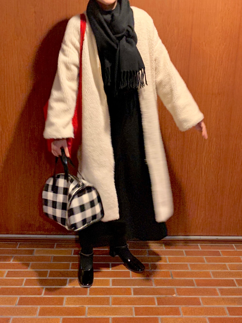 「ラメソックス、ヒール、ボアコート、マキシ丈ワンピース、ニットワンピース、シンプル、オトナ女子、キレイめ、黒ワンピ、チェック」｜「Wranglerの【MIHO NOJIRI × nano・universe】別注リバーシブルロングボアコート（その他アウター、ホワイト系）」を使った、Kanocoさん（レディース・170cm）の冬コーディネートの1枚目の写真