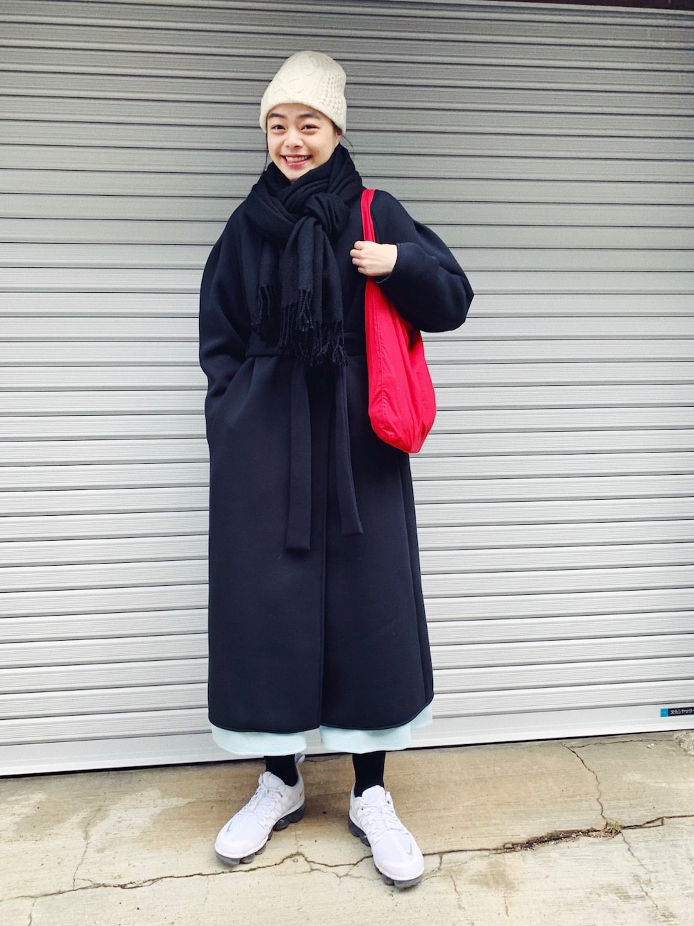 「冬、シンプルコーデ、大人コーデ、ロングコート、大人ガーリー、高身長女子、ロングワンピース、NIKE、ニット帽、arts & science」｜「Johnbull Private laboのジャージーノーカラーコート（その他アウター、ブラック系）」を使った、Kanocoさん（レディース・170cm）の冬コーディネートの1枚目の写真