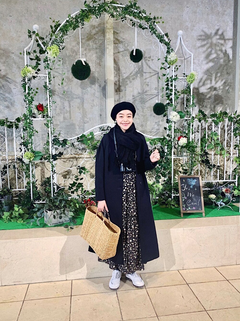 「シンプルコーデ、ゆるコーデ、休日コーデ、カジュアル、オトナ女子、スニーカー、花柄、花柄ワンピース、かごバッグ、キレイめ」｜「UNITED ARROWSのUWSC フェルト ベレー帽（ハンチング/ベレー帽、ブラック系）」を使った、Kanocoさん（レディース・170cm）の冬コーディネートの1枚目の写真