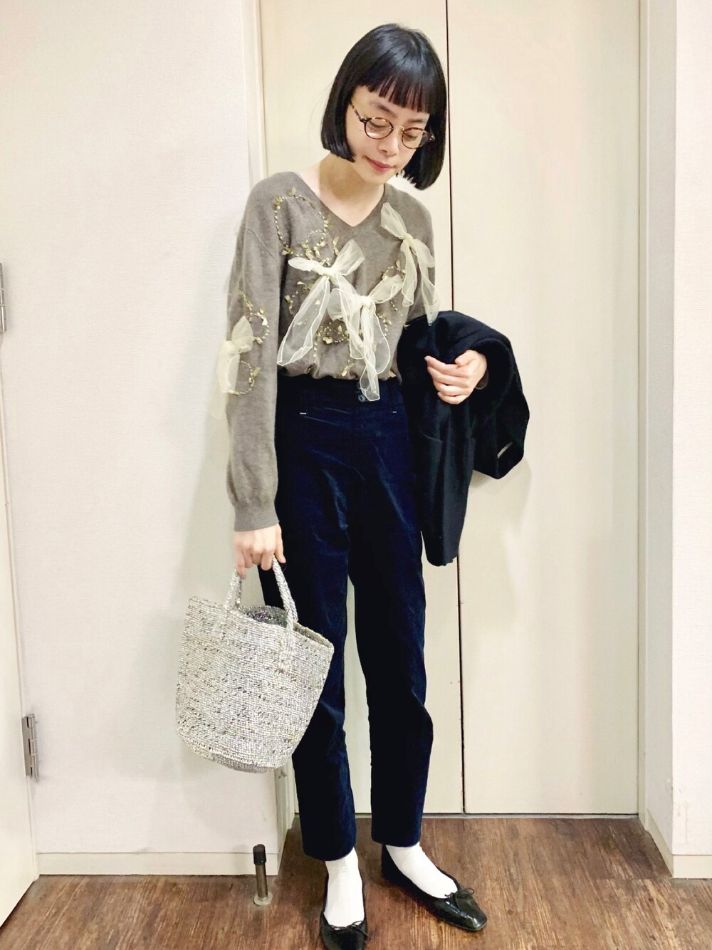 「シンプル、リボン、Keisuke Kanda、ネイビー、ネイビー×グレー、バレエシューズ、バレエシューズ×ソックス、かごバッグ、シンプルコーデ、きれいめカジュアル」｜「keisuke kandaのアイテム（ニット/セーター、グレー系）」を使った、Kanocoさん（レディース・170cm）の冬コーディネートの1枚目の写真