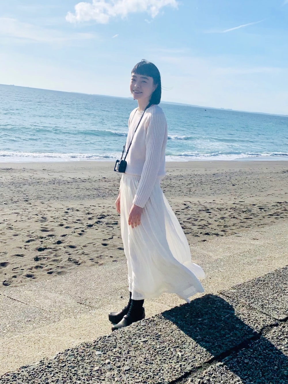 「春色、オトナガーリー、白ニット、白ワンピース、ダンスコ、サボ、マキシ丈ワンピース、シンプル、シンプルコーデ、モノトーン」｜「ISOOKのギャザーコットンロングワンピース（ワンピース、ホワイト系）」を使った、Kanocoさん（レディース・170cm）の冬コーディネートの1枚目の写真