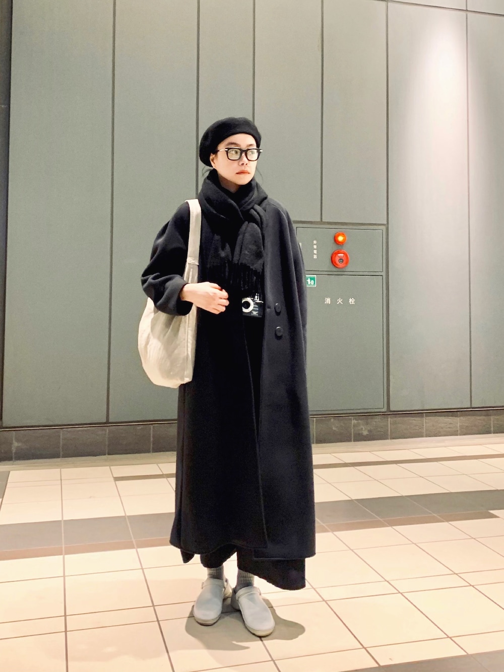 「大人カジュアル、シンプル、シンプルコーデ、シンプルスタイル、ベレー帽、ベレー帽×メガネ、サボ、サボサンダル、モノトーン、オールブラック」｜「UNITED ARROWSのUWSC フェルト ベレー帽（ハンチング/ベレー帽、ブラック系）」を使った、Kanocoさん（レディース・170cm）の春コーディネートの1枚目の写真