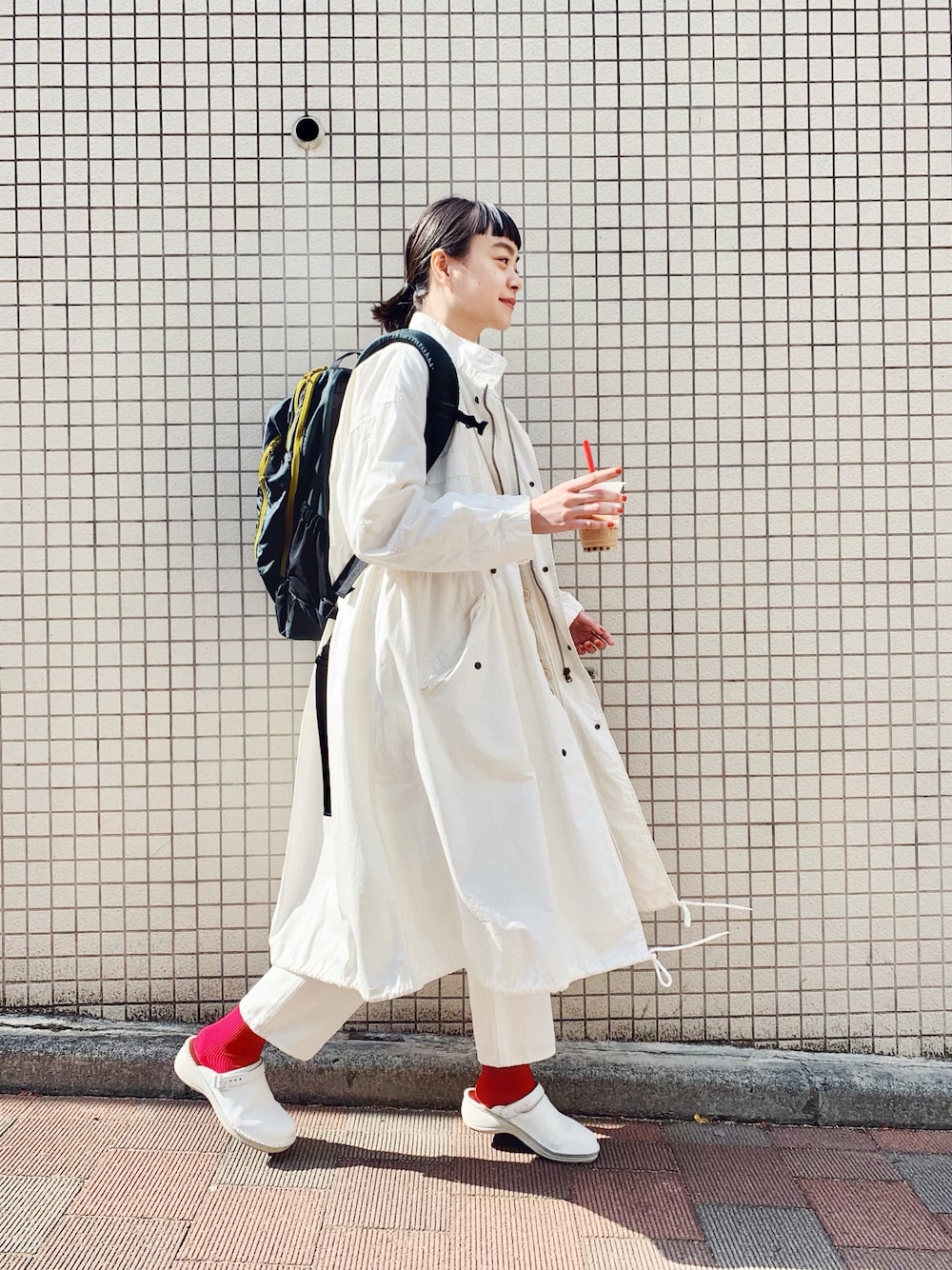 「春コーデ、シンプルコーデ、オールホワイト、ワントーンコーデ、シンプル、赤い靴下、サボ、バックパック、カジュアルコーデ、高身長女子」｜「BEAMS BOYの【GINZA 1月号掲載】BEAMS BOY / ライナー付 M-65 タイプ コート（モッズコート、ホワイト系）」を使った、Kanocoさん（レディース・170cm）の春コーディネートの1枚目の写真