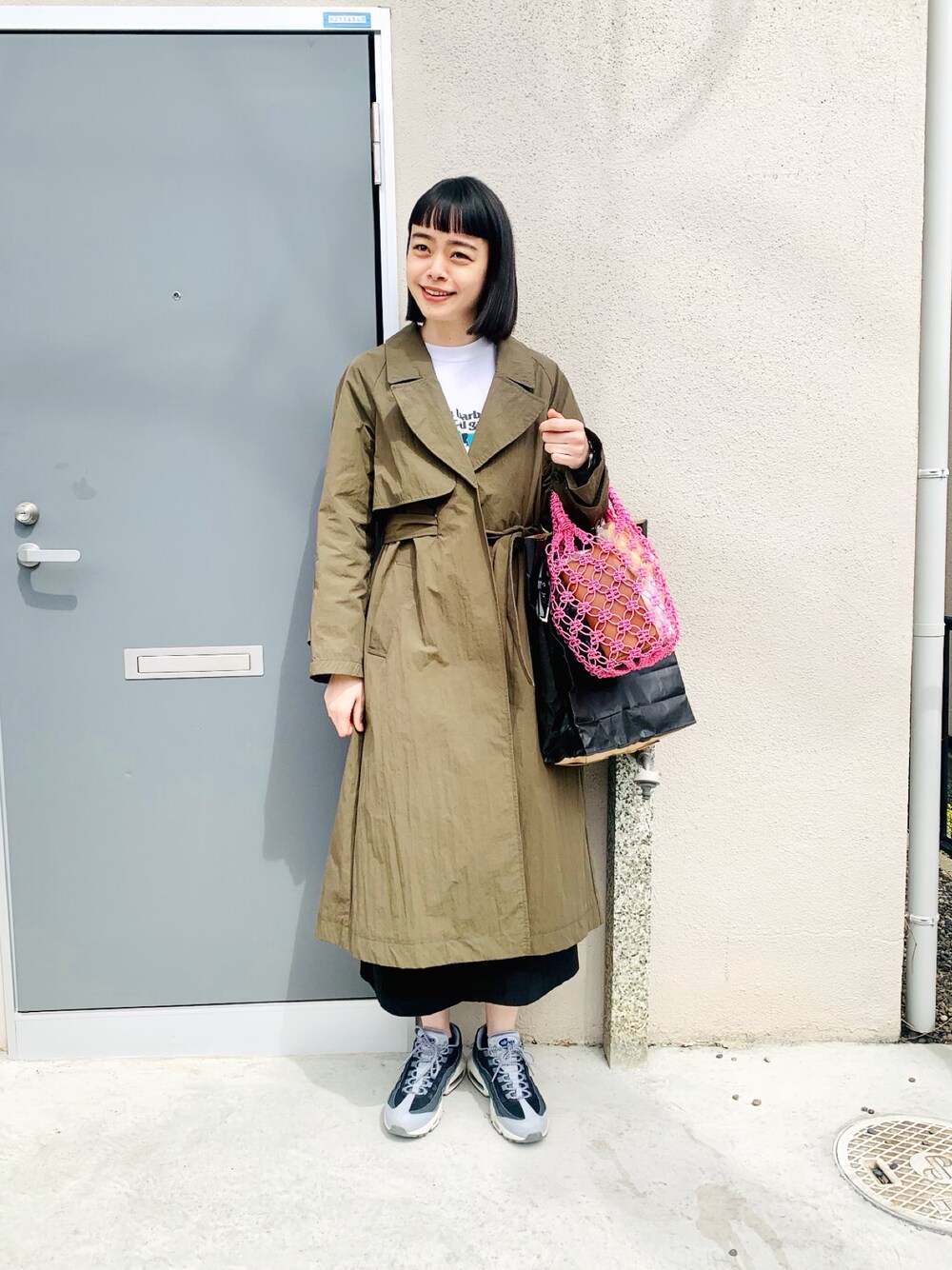 「春、オトナカジュアル、シンプルコーデ、春色、ピンク、かごバッグ、カーキ、AIR MAX、白スウェット、シンプル」｜「Johnbullのビックラペルトレンチコート（トレンチコート、グリーン系）」を使った、Kanocoさん（レディース・170cm）の春コーディネートの1枚目の写真