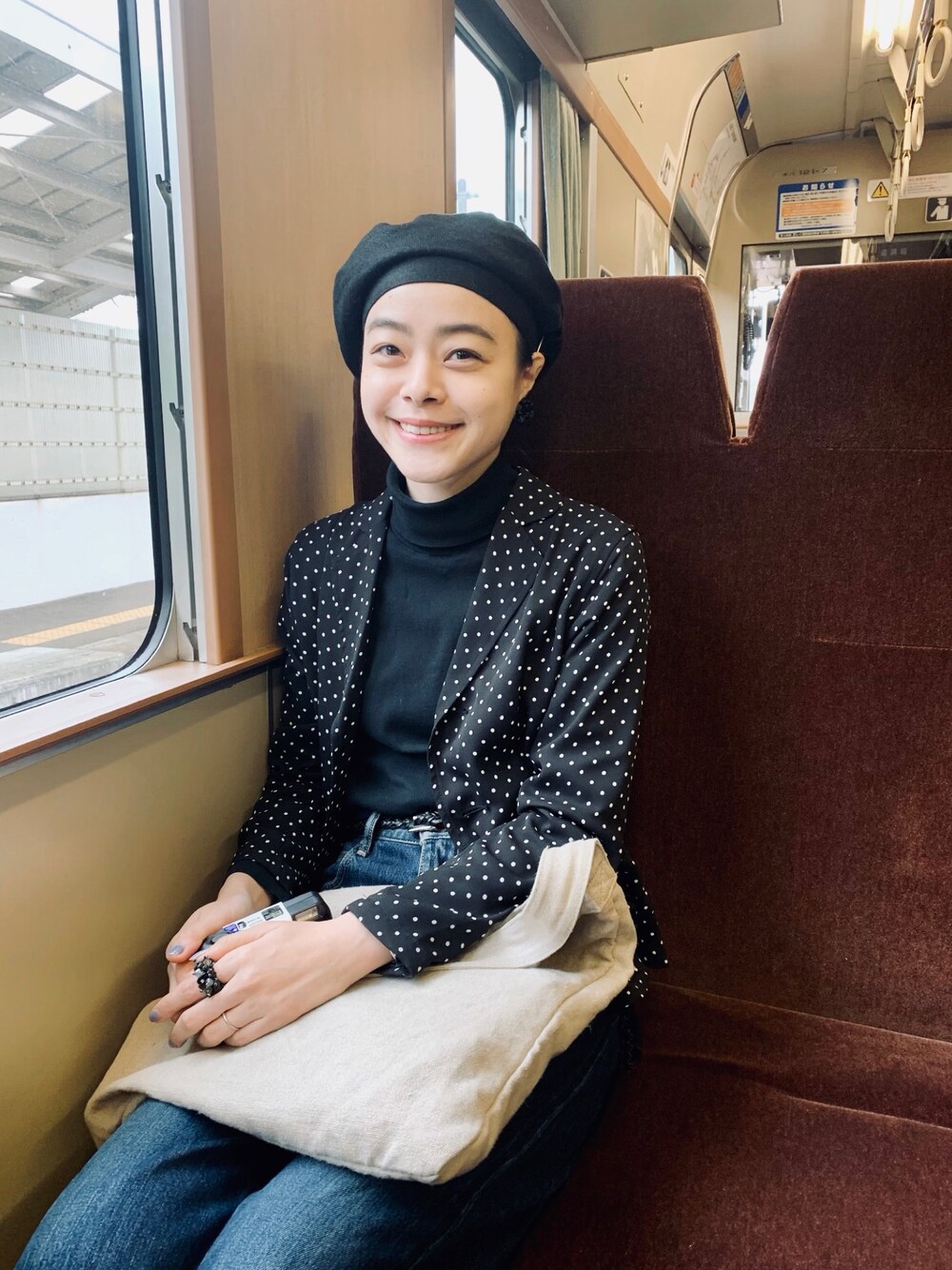 「シンプルコーデ、休日スタイル、オトナ女子、ベレー帽、水玉、ドット、高身長女子、シンプル、デニム、ハイウエスト」｜「GRANDMA MAMA DAUGHTERのアイテム（ジャケット/アウター、ブラック系）」を使った、Kanocoさん（レディース・170cm）の春コーディネートの1枚目の写真