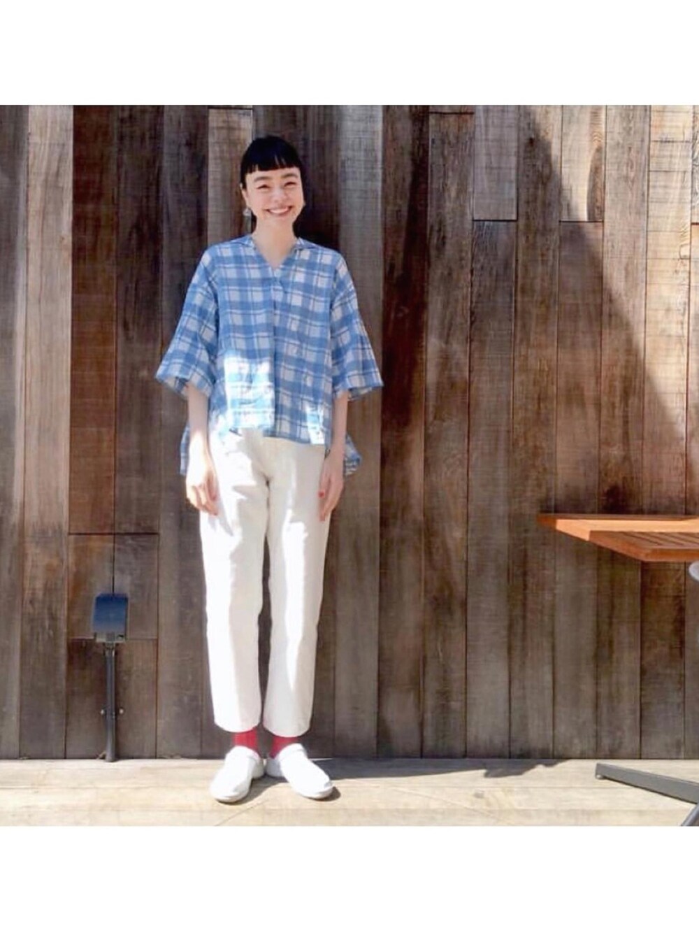 「シンプル、チェック、ホワイト、ホワイトパンツ、ホワイトデニム、白デニム、conges payes、sirisiri、サボ、NAOT」｜「SIRI SIRIのアイテム（イヤリング、その他）」を使った、Kanocoさん（レディース・170cm）の春コーディネートの1枚目の写真