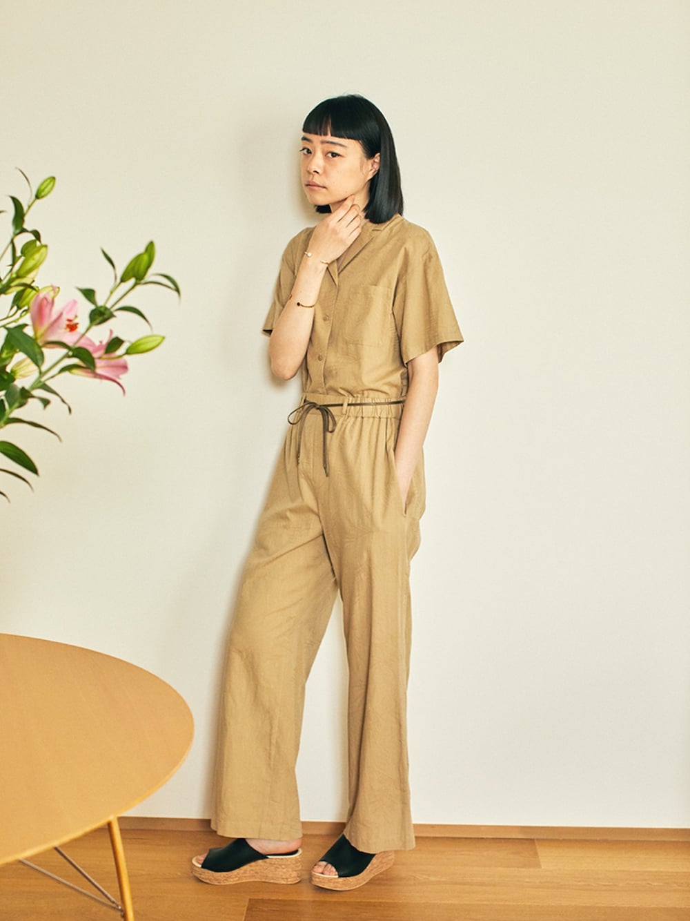 「カジュアル、シンプル、Johnbull Private labo、johnbull、ジョンブル、大人カジュアル、夏コーデ、ワントーンコーデ、ベージュ、サンダル」｜「Johnbull Private laboのアイテム（本、その他）」を使った、Kanocoさん（レディース・170cm）の春コーディネートの1枚目の写真