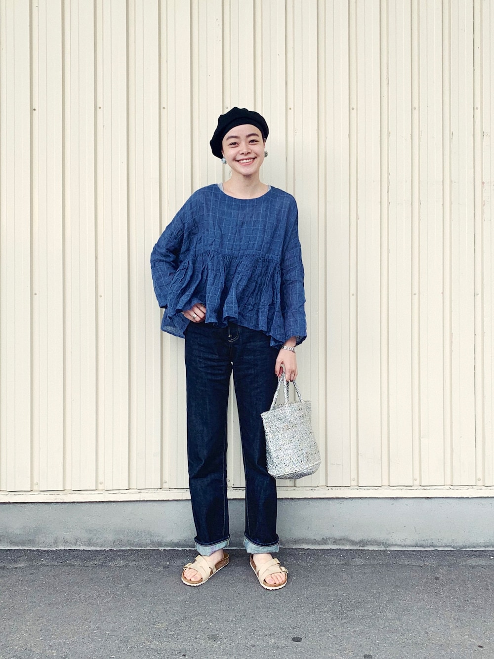「リネン、リネンシャツ、SM2、Samansa Mos2、ハイウエスト、デニム、birkenstock、かごバッグ、ベレー帽、シンプル」｜「TSUHARU by Samansa Mos2のギャザー切替ブラウス（シャツ/ブラウス、ブルー系）」を使った、Kanocoさん（レディース・170cm）の夏コーディネートの1枚目の写真