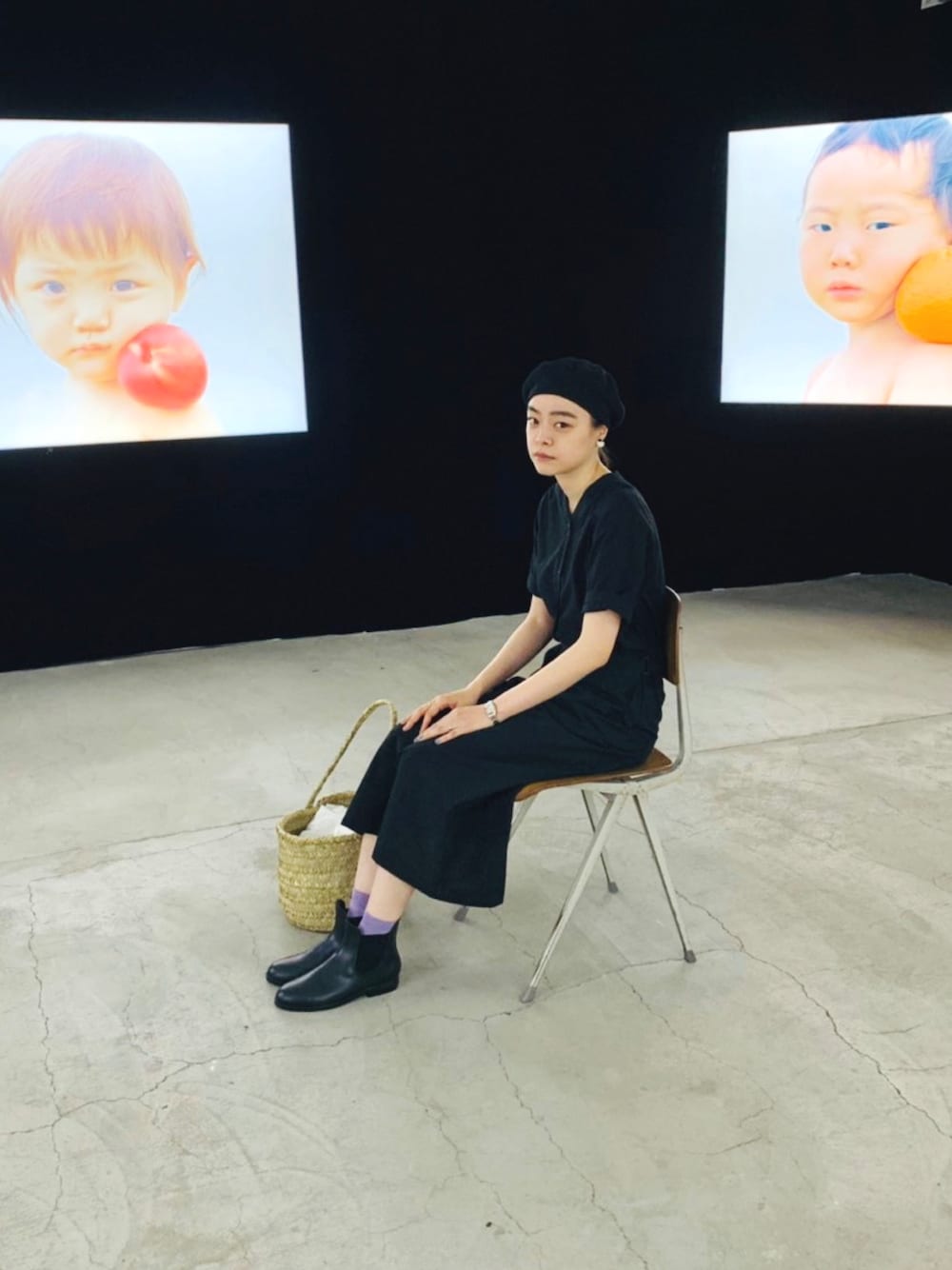 「夏コーデ、ワンピース、レインブーツ、雨、雨の日コーデ、ベレー帽、THE HINOKI、オールブラック、ワントーンコーデ、かごバッグ」｜「THE HINOKIのアイテム（ワンピース/ドレス、ブラック系）」を使った、Kanocoさん（レディース・170cm）の夏コーディネートの1枚目の写真