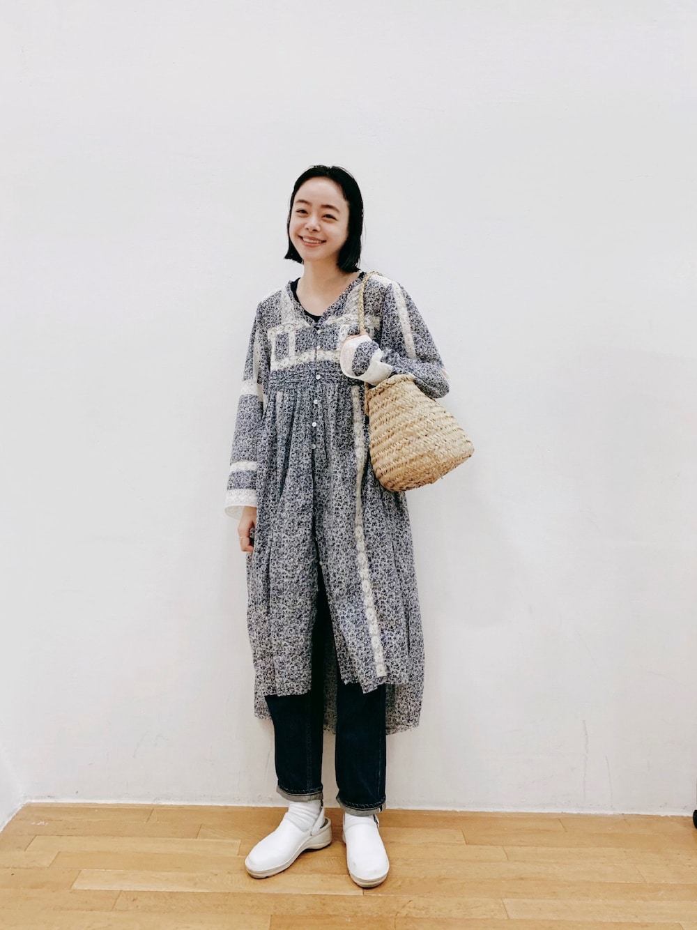 「夏コーデ、大人カジュアル、花柄、花柄ワンピース、AS KNOW AS、as know as de base、シンプル、かごバッグ、サボ、ワンピース」｜「AS KNOW AS de baseのピンタック交差点ワンピース（ワンピース、ブルー系）」を使った、Kanocoさん（レディース・170cm）の夏コーディネートの1枚目の写真