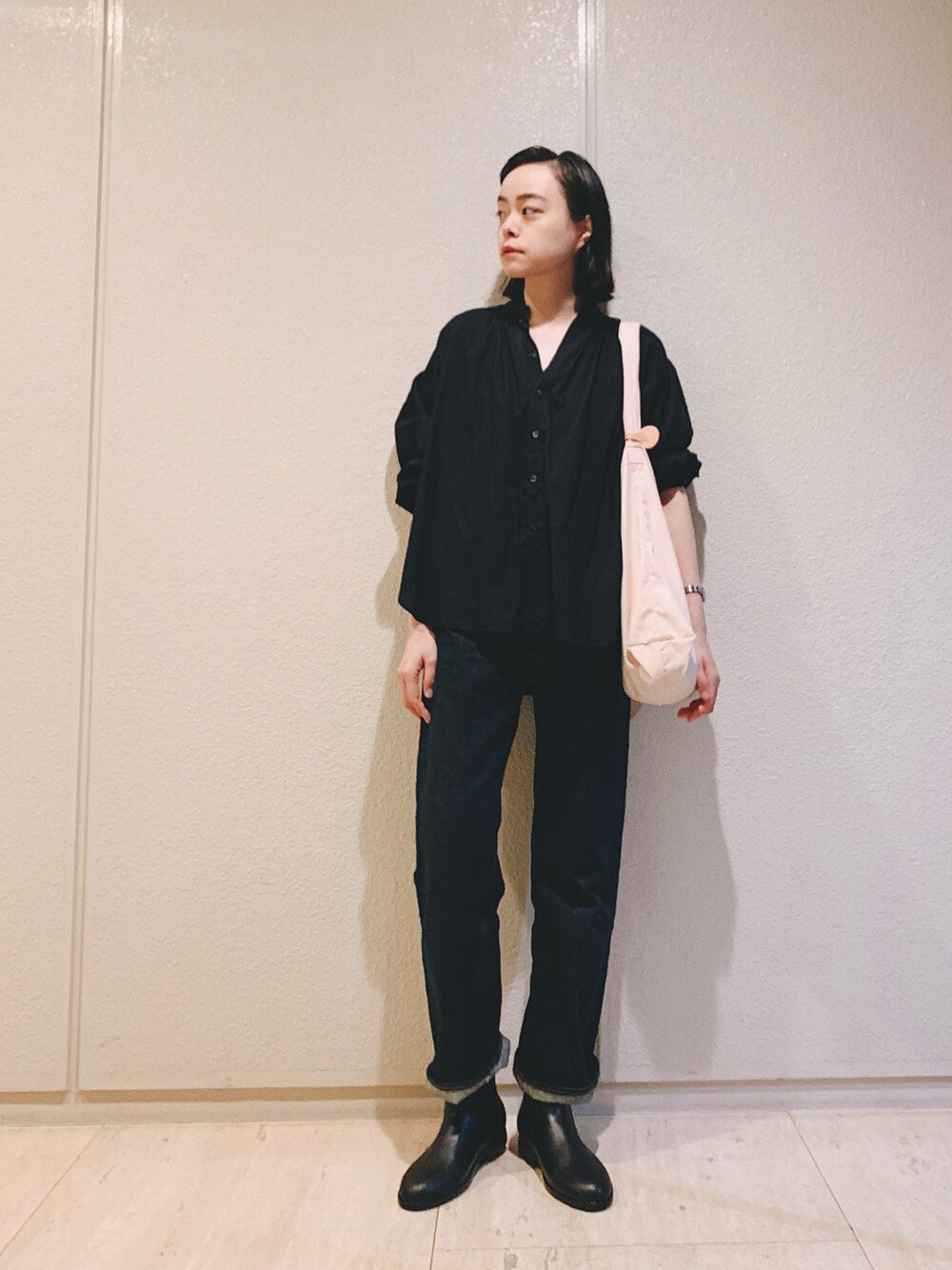「シンプルコーデ、雨の日コーデ、雨、シンプル、ネイビー、ネイビーコーデ、レインブーツ、Traditional Weatherwear、45R、きれいめカジュアル」｜「JOURNAL STANDARD LUXEの【QUARTERLY】フリルスモックブラウス#（シャツ/ブラウス、ブルー系）」を使った、Kanocoさん（レディース・170cm）の夏コーディネートの1枚目の写真