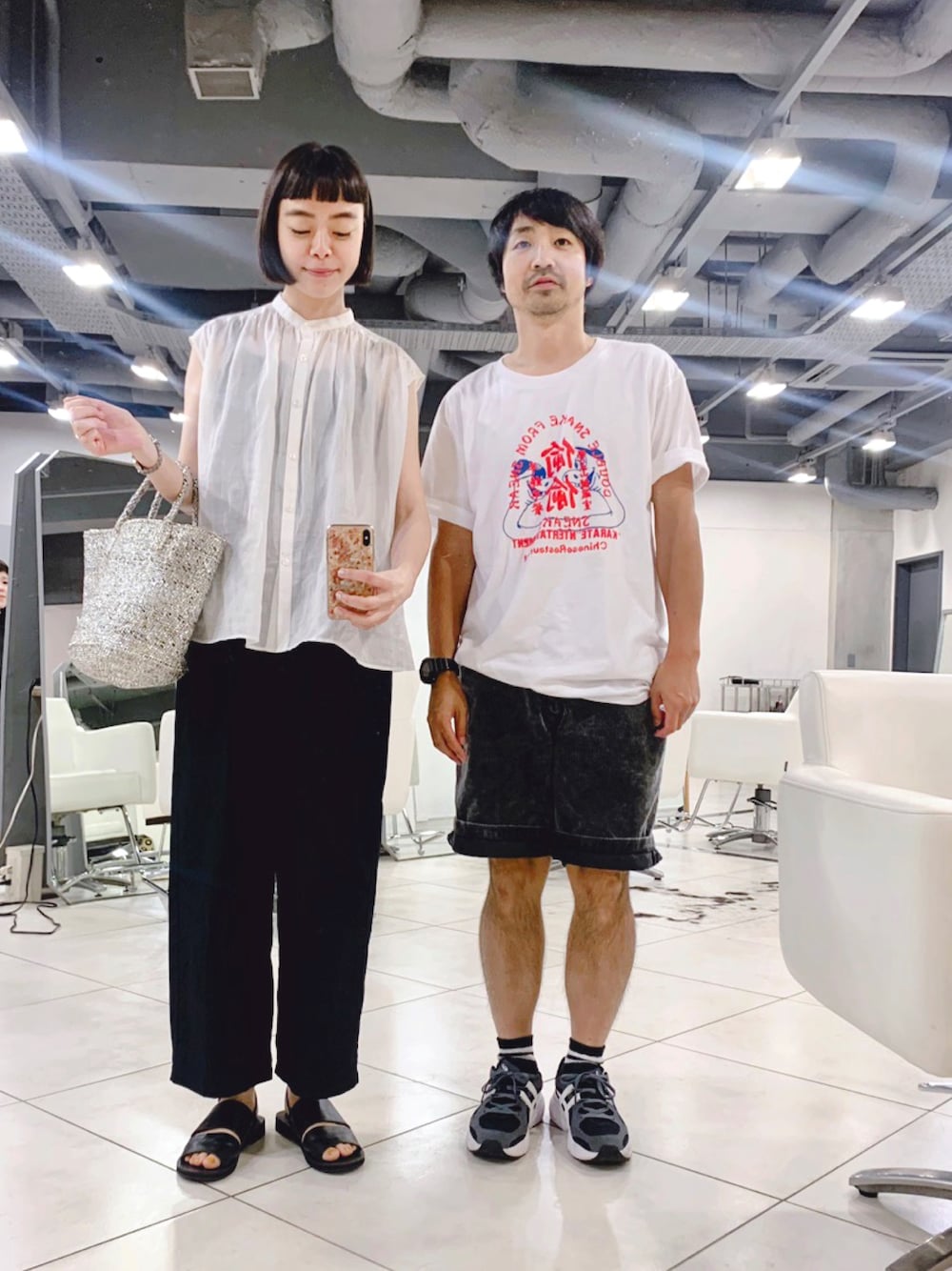 「パンツスタイル、モノトーン、シンプル、モノトーンコーデ、きれいめカジュアル、かごバッグ、ブラウス、シンプルコーデ、大人カジュアル、高身長女子」｜「UNITED ARROWSのUWCS ラミー キャップスリーブブラウス（シャツ/ブラウス、ホワイト系）」を使った、Kanocoさん（レディース・170cm）の夏コーディネートの1枚目の写真