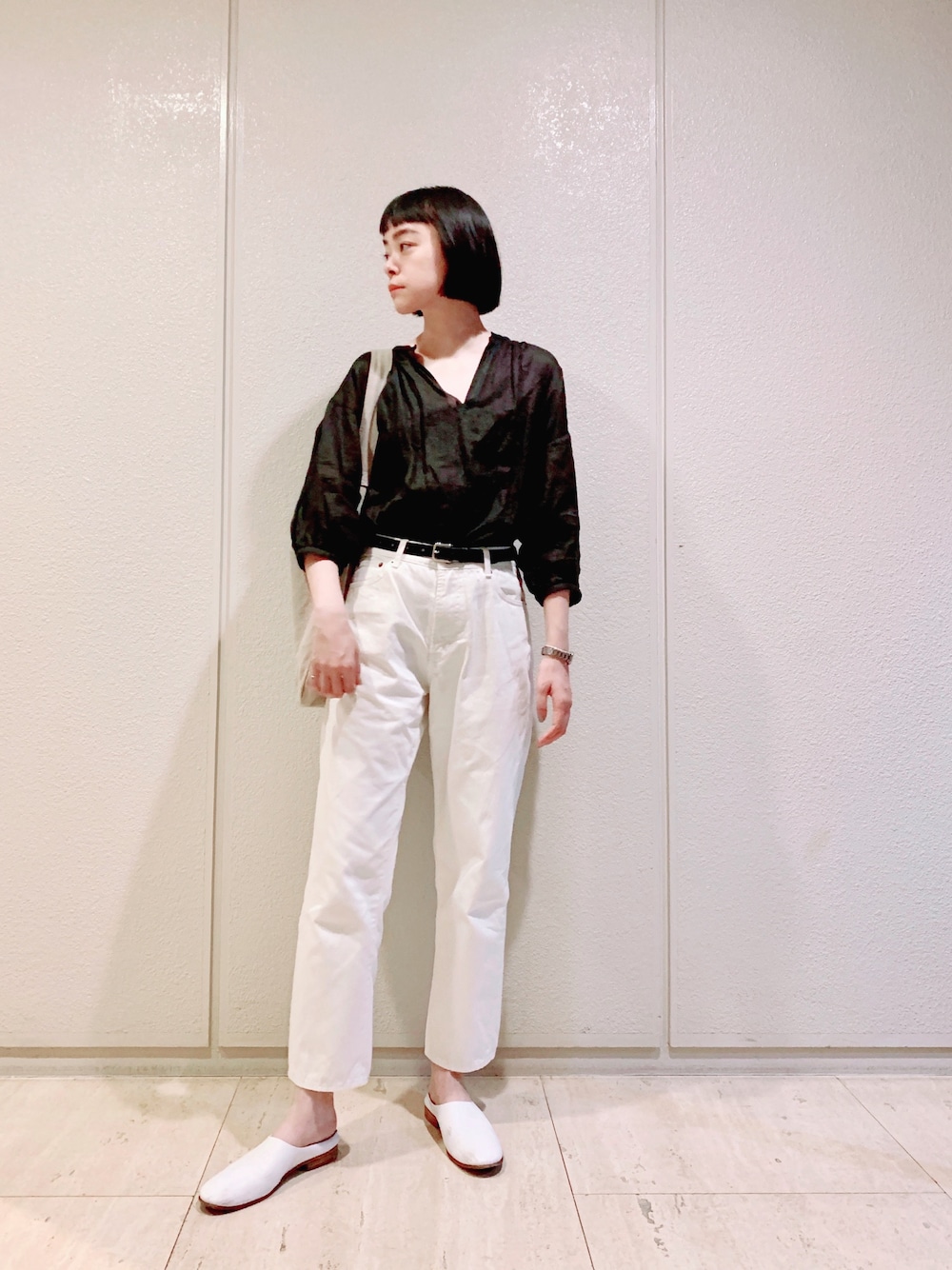 「シンプルコーデ、きれいめカジュアル、モノトーン、大人カジュアル、白デニム、arts & science、リネン、白黒、que shoes、シンプル」｜「LE GLAZIKのLE GLAZIK / ギャザーネック パフスリーブ プルオーバートップス ＜WOMEN＞（シャツ/ブラウス、ブラック系）」を使った、Kanocoさん（レディース・170cm）の夏コーディネートの1枚目の写真