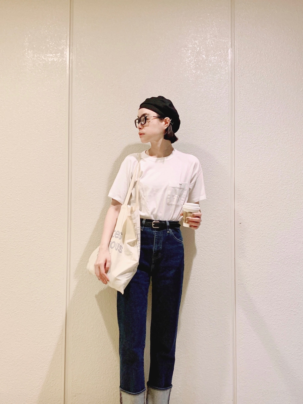 「大人カジュアル、秋コーデ、白Tシャツ、シンプル、ベレー帽、ベレー帽×メガネ、カジュアルコーデ、ハイウエスト、デニム、Tシャツ×デニム」｜「La Maison de Lyllisの＜La maison de Lyllis＞SOLID BELET/ベレー（ハンチング/ベレー帽、ブラック系）」を使った、Kanocoさん（レディース・170cm）の秋コーディネートの1枚目の写真