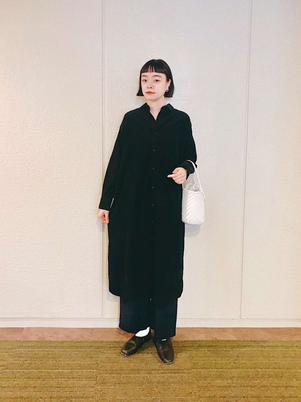 「マルチサイズ、大人カジュアル、モノトーン、秋コーデ、パンツスタイル、ワンピース、シャツワンピ、コーデュロイ、バレエシューズ、オトナ女子」｜「JOURNAL STANDARD relumeのコットンコーデュロイ ロングシャツワンピース（シャツワンピース、ブラック系）」を使った、Kanocoさん（レディース・170cm）の秋コーディネートの1枚目の写真