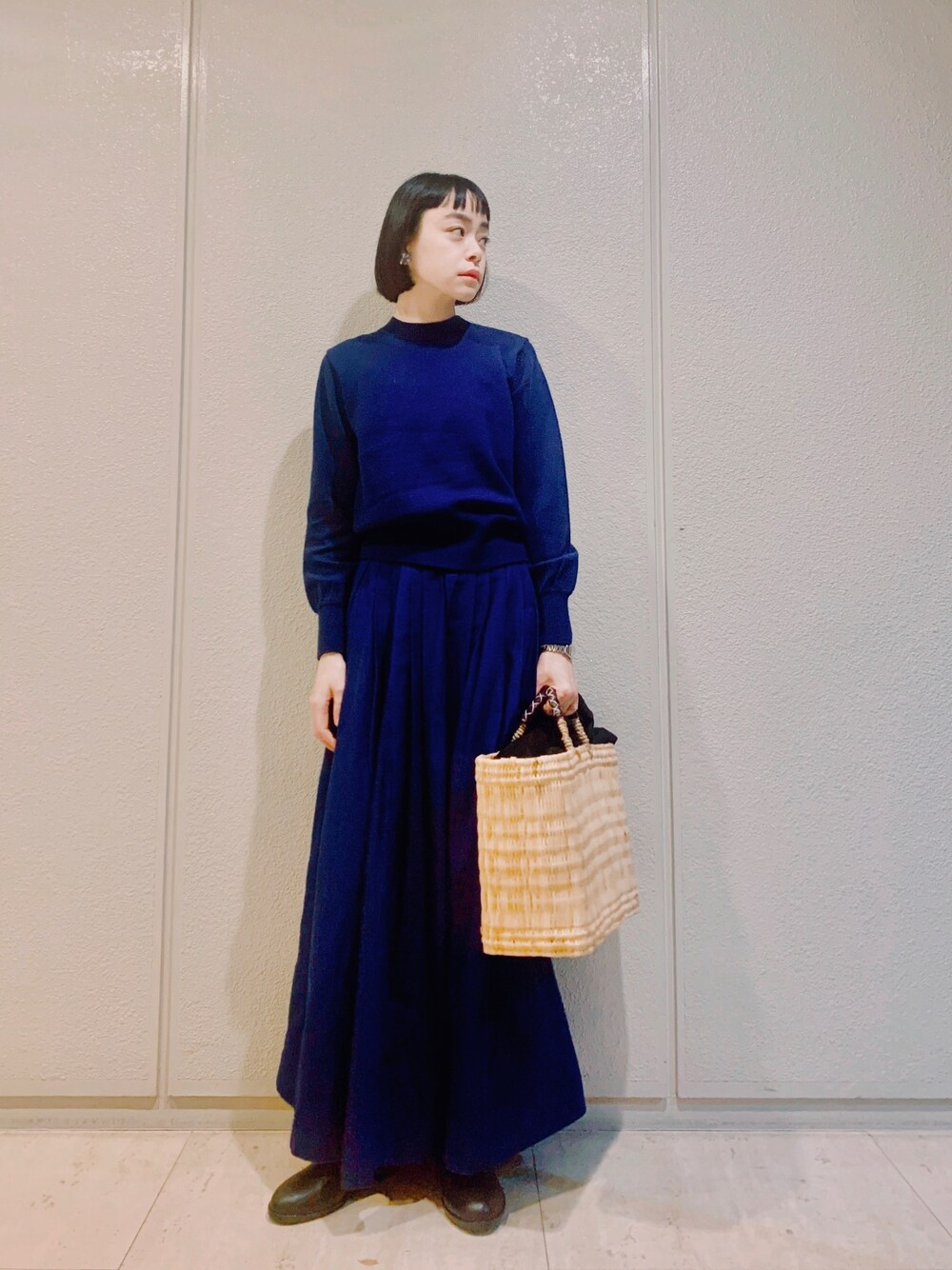 「秋、かごバッグ、ニット、ワントーンコーデ、青、ロングスカート、シンプル、シンプルコーデ、レインブーツ、ニットコーデ」｜「Steven Alanの＜Steven Alan＞RETRO WOOL CLEW NECK PULLOVER/ニット（ニット/セーター、ブルー系）」を使った、Kanocoさん（レディース・170cm）の秋コーディネートの1枚目の写真