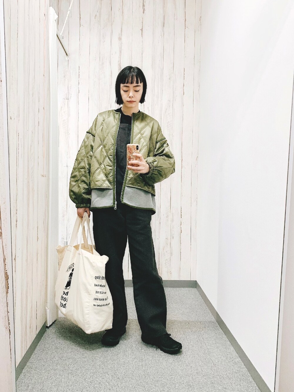 「秋のコーデ、シンプル、キルティング、キルティングジャケット、オールインワン、サロペット、スニーカー、SALOMON、Johnbull Private labo、大人カジュアル」｜「Johnbullのキルティングリバーシブルブルゾン（ミリタリージャケット、グリーン系）」を使った、Kanocoさん（レディース・170cm）の秋コーディネートの1枚目の写真