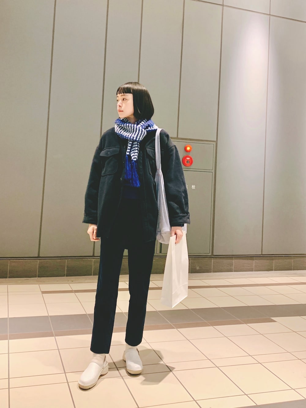 「冬、オトナ女子、シンプル、ネイビー、マフラー、オトナカジュアル、BEAMS BOY、NAOT、ネイビー×ホワイト、ニット」｜「BEAMS BOYのBEAMS BOY / ポリエステル メルトン CPO シャツ（ブルゾン、ブルー系）」を使った、Kanocoさん（レディース・170cm）の冬コーディネートの1枚目の写真