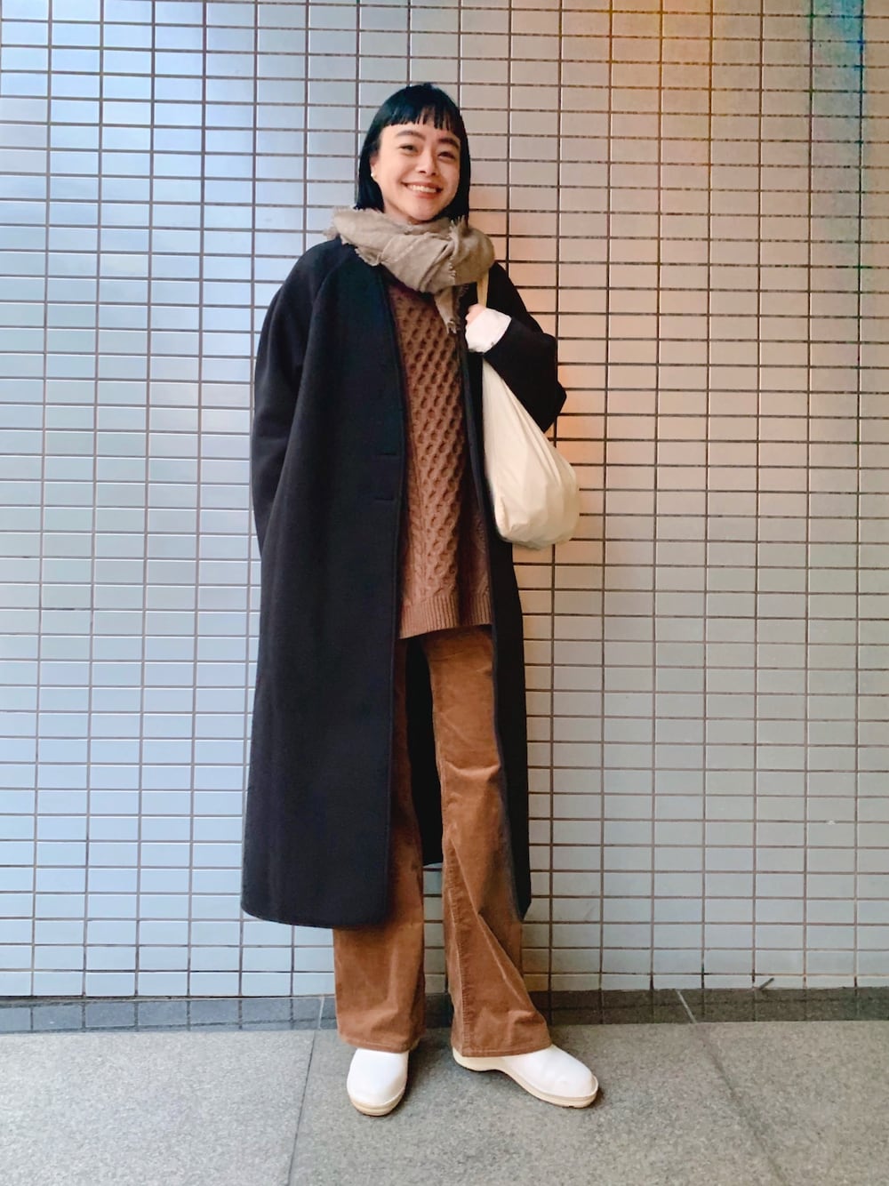 「オトナ女子、茶色、ブラウン、ワントーンコーデ、サボ、ニットベスト、コーデュロイパンツ、コーデュロイ、ブラウンコーデ、ロングコート」｜「OLU NATURAL BASICのアイテム（ストール/ショール、ブラウン系）」を使った、Kanocoさん（レディース・170cm）の冬コーディネートの1枚目の写真