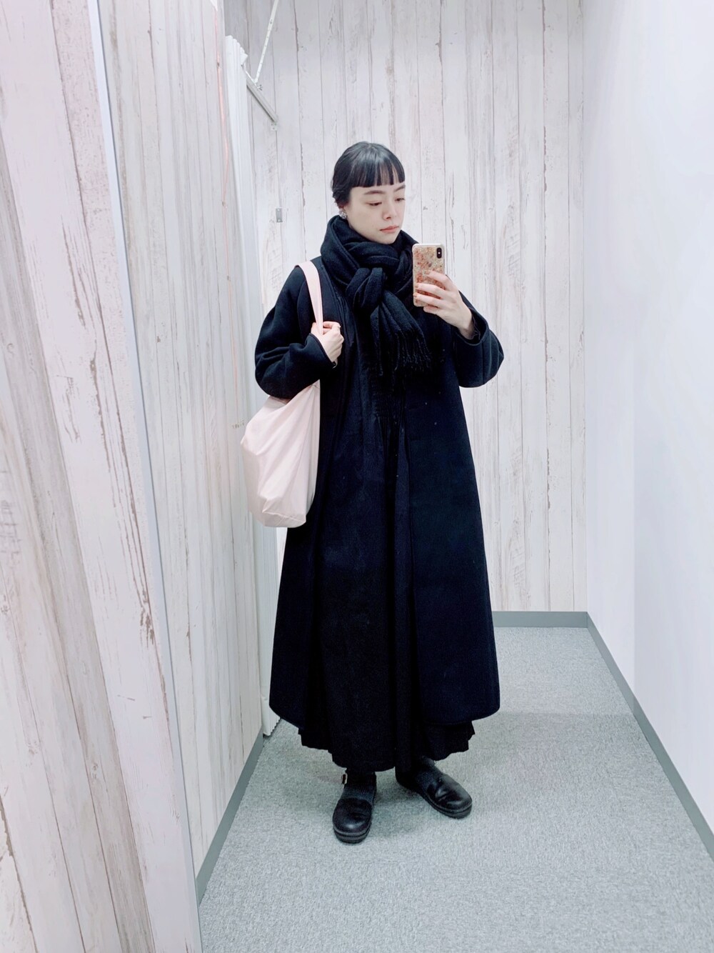 「今日のコーデ、シンプルコーデ、オトナ女子、マキシ丈ワンピース、fillil、ワンピース、ワントーンコーデ、オールブラック、高身長女子、ブラック」｜「Johnbull Private laboのジャージーノーカラーコート（その他アウター、ブラック系）」を使った、Kanocoさん（レディース・170cm）の冬コーディネートの1枚目の写真