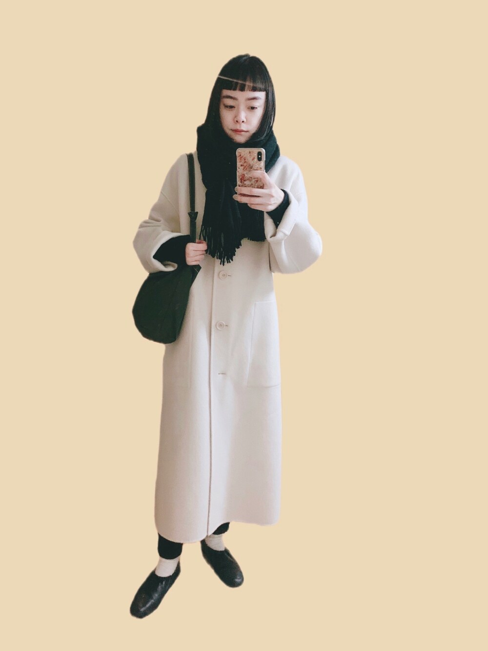 「シンプル、大人コーデ、白コート、ロングコート、大人女子、モノトーンコーデ、白、THE HINOKI、コート、冬コーデ」｜「URBAN RESEARCHのAMOMENTO　HANDMADELONGCOATURLIMITED（その他アウター、ホワイト系）」を使った、Kanocoさん（レディース・170cm）の冬コーディネートの1枚目の写真